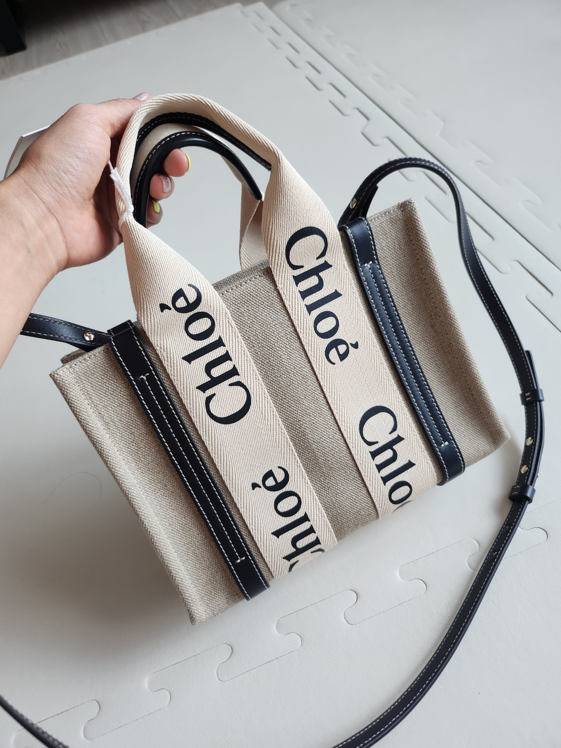 Chloe Woody Small Strap Tote Bag Navy 착용 스타일