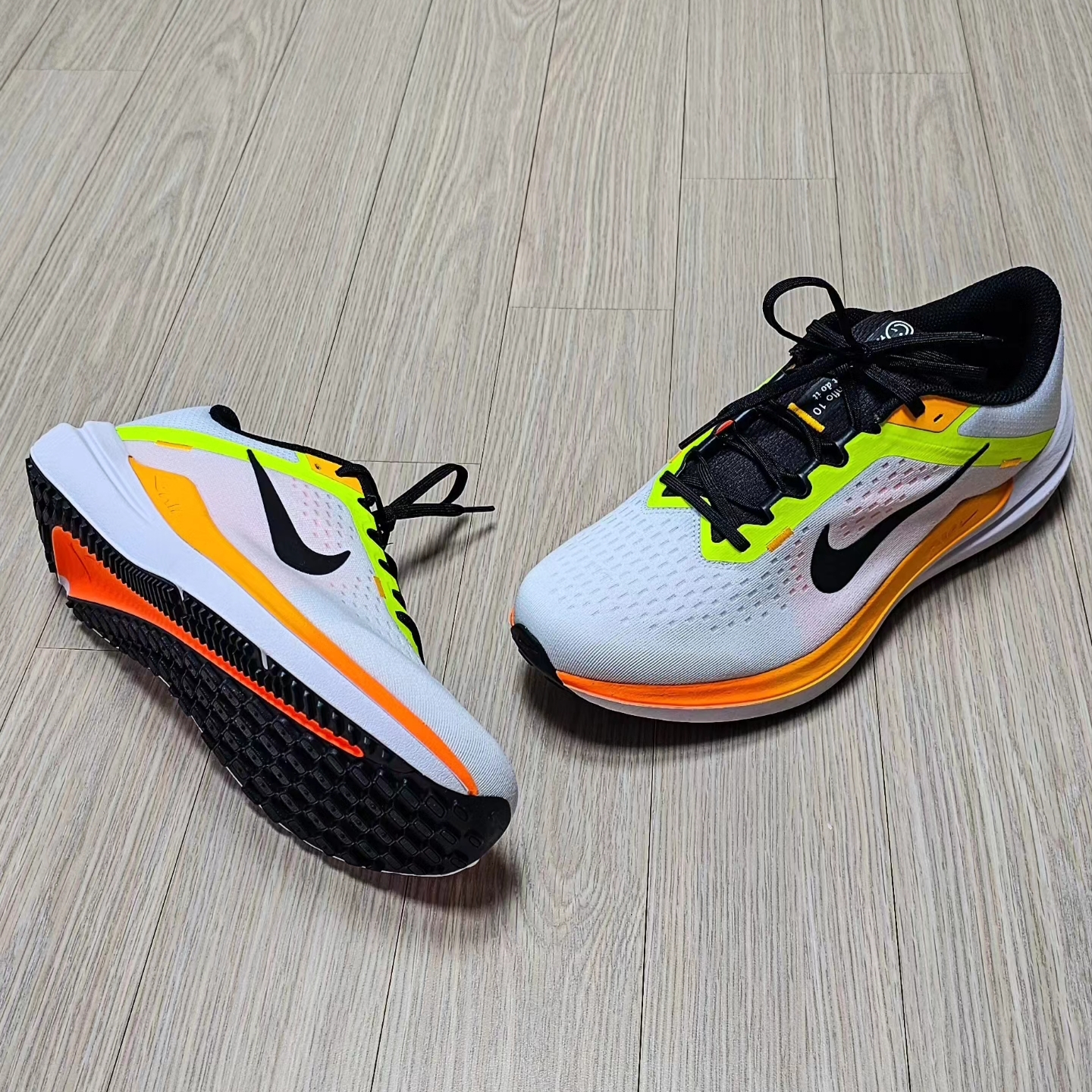 Nike Air Winflo 10 White Volt 착용 스타일 - 3