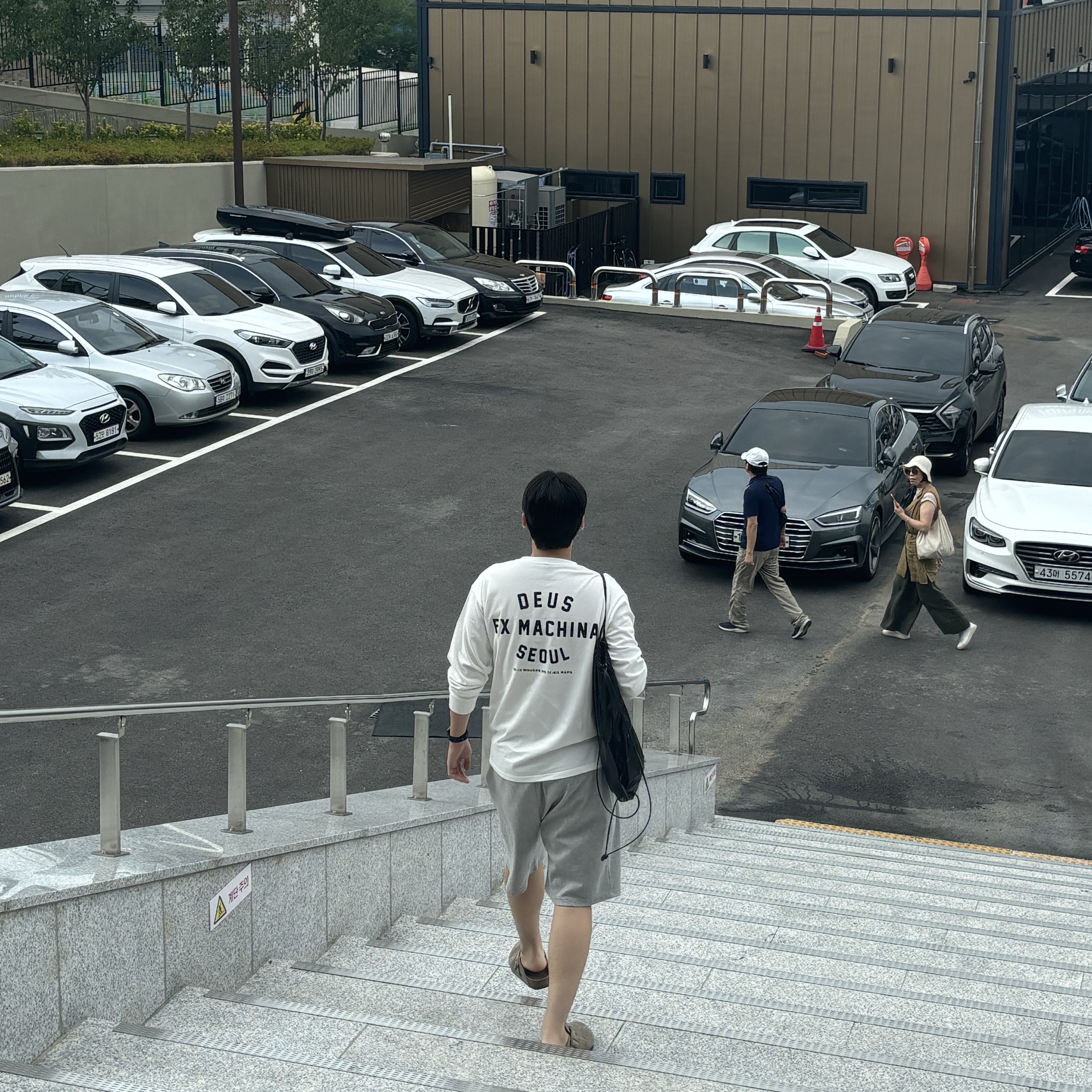 Deus Ex Machina Seoul College Long Sleeve T-Shirt White, Birkenstock Boston Soft Footbed Taupe - Regular 착용 스타일 - 3