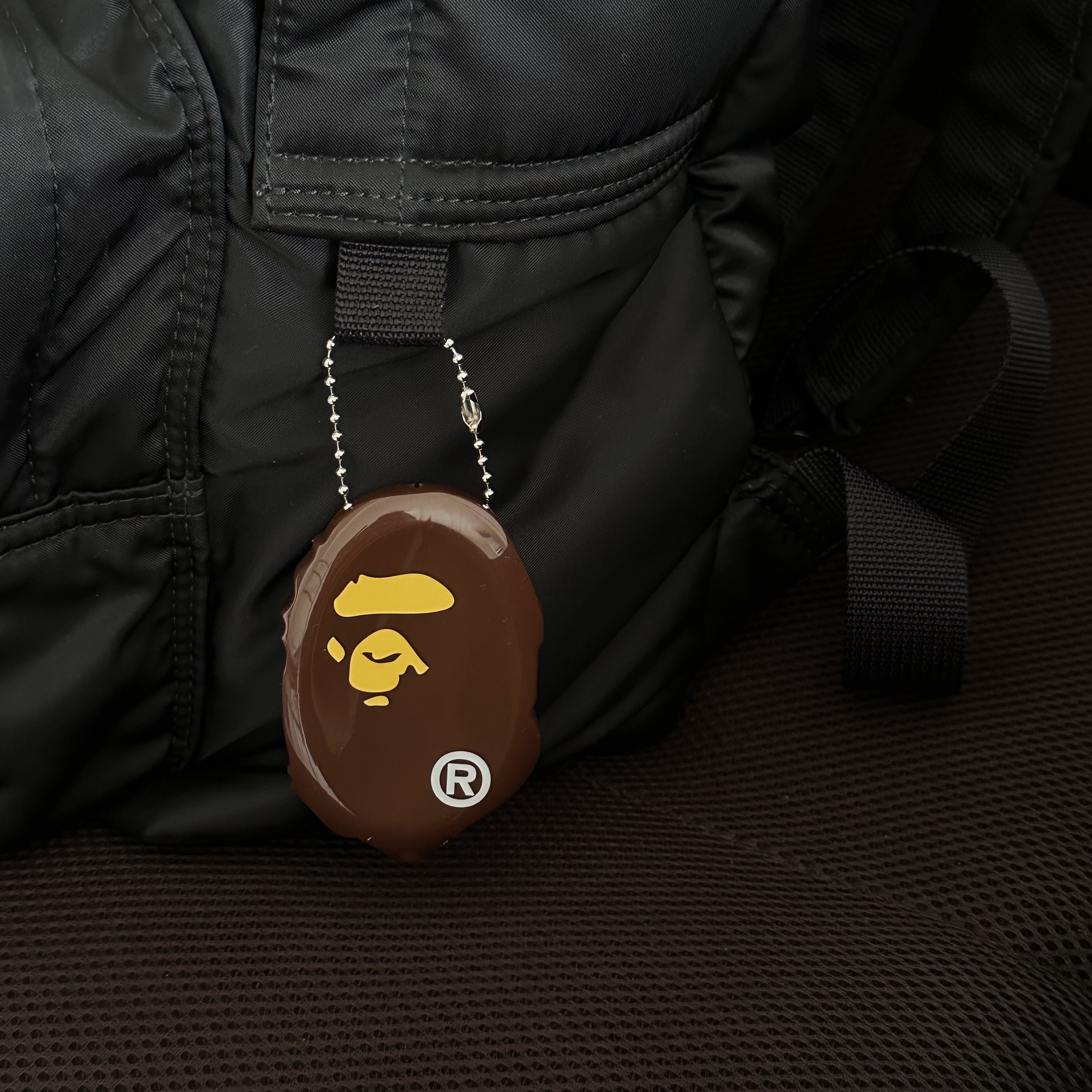 BAPE Ape Head Coin Case M Brown 착용 스타일