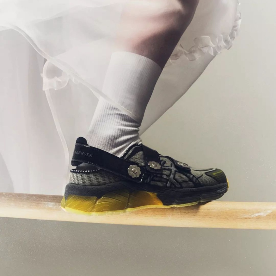 Asics x Cecilie Bahnsen GT-2160 White, Asics x Cecilie Bahnsen Gel-Quantum 360 VIII Grey Yellow 착용 스타일 - 4