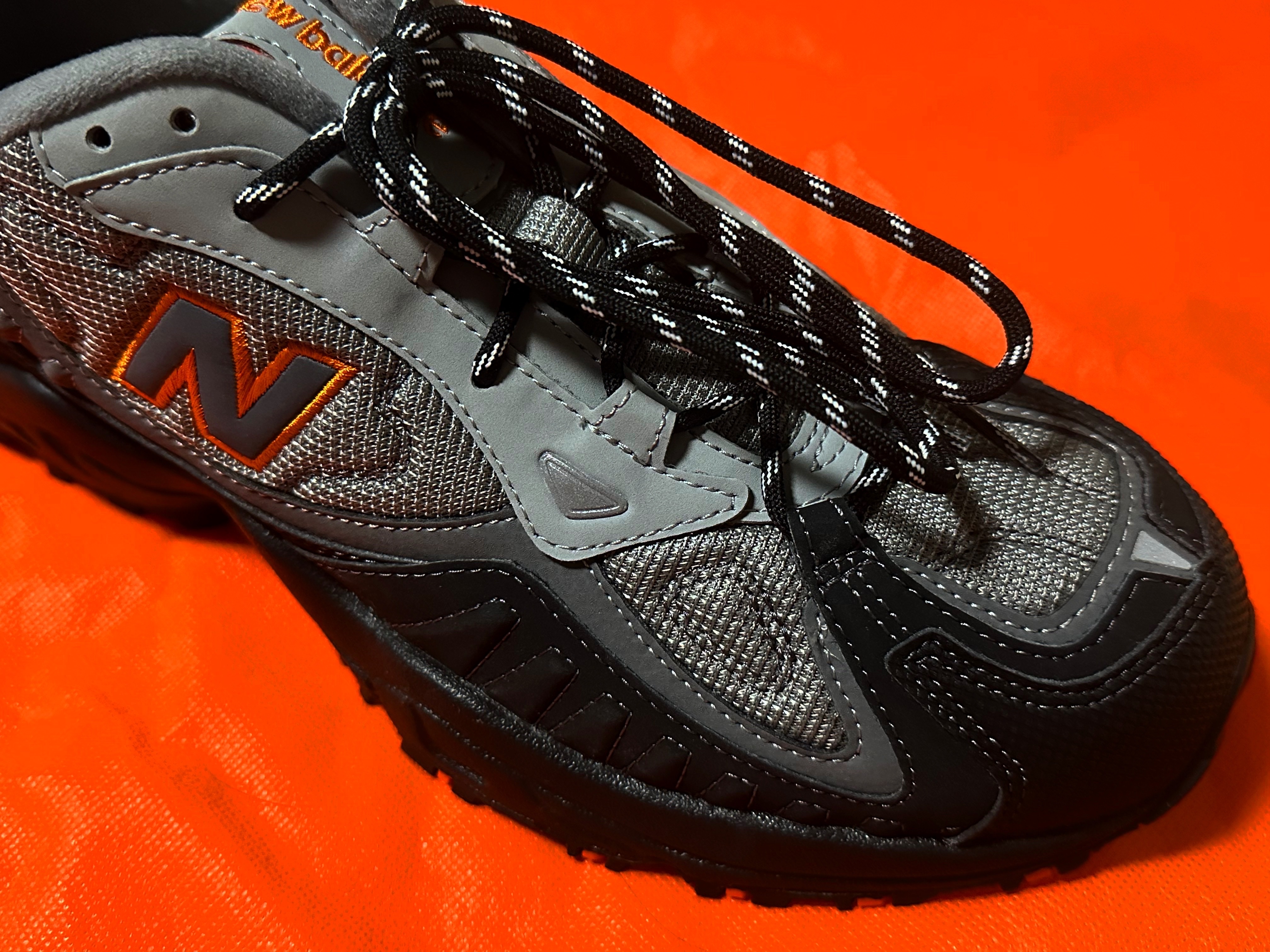 New Balance 703 Grey Black Orange 착용 스타일 - 4