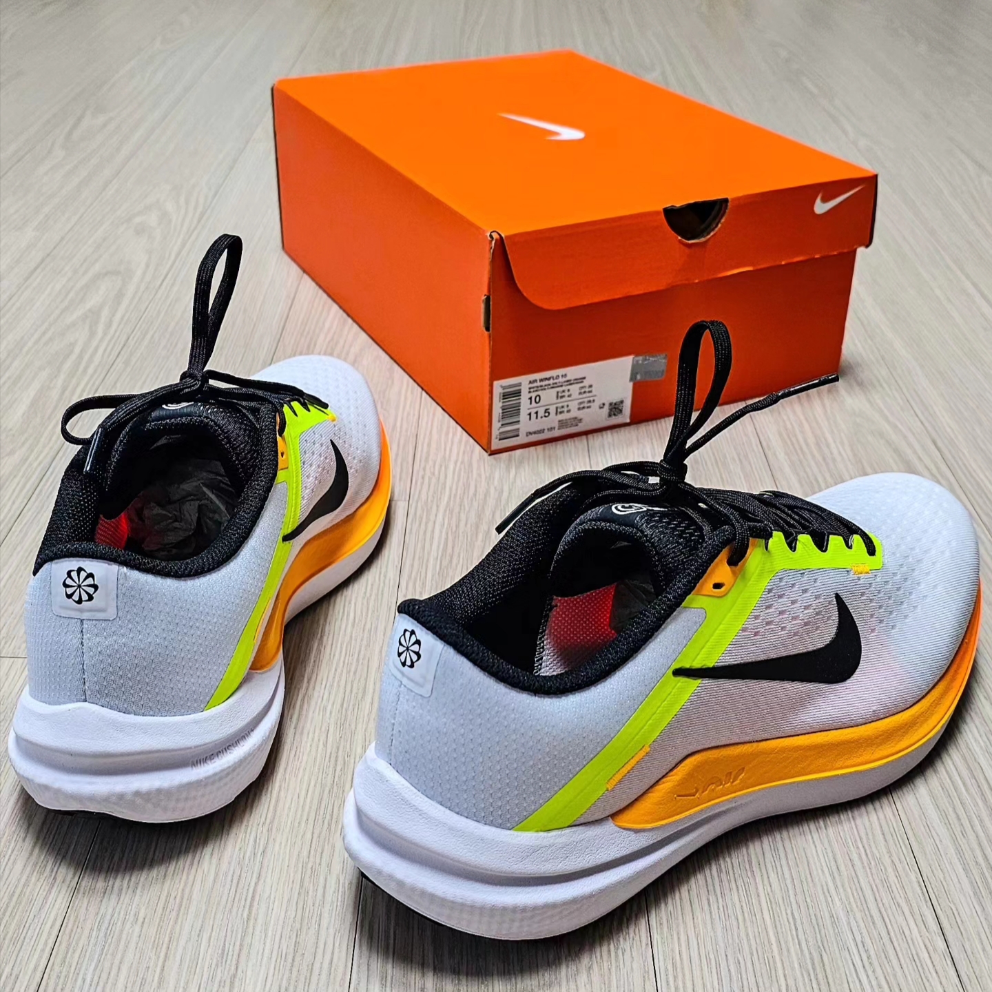 Nike Air Winflo 10 White Volt 착용 스타일 - 8