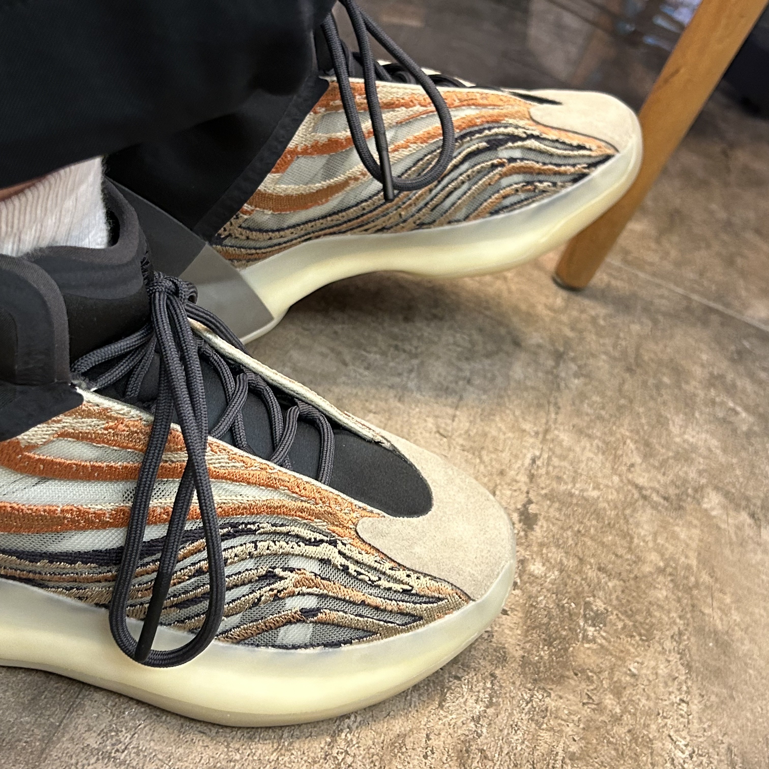 Adidas Yeezy QNTM Flash Orange 착용 스타일