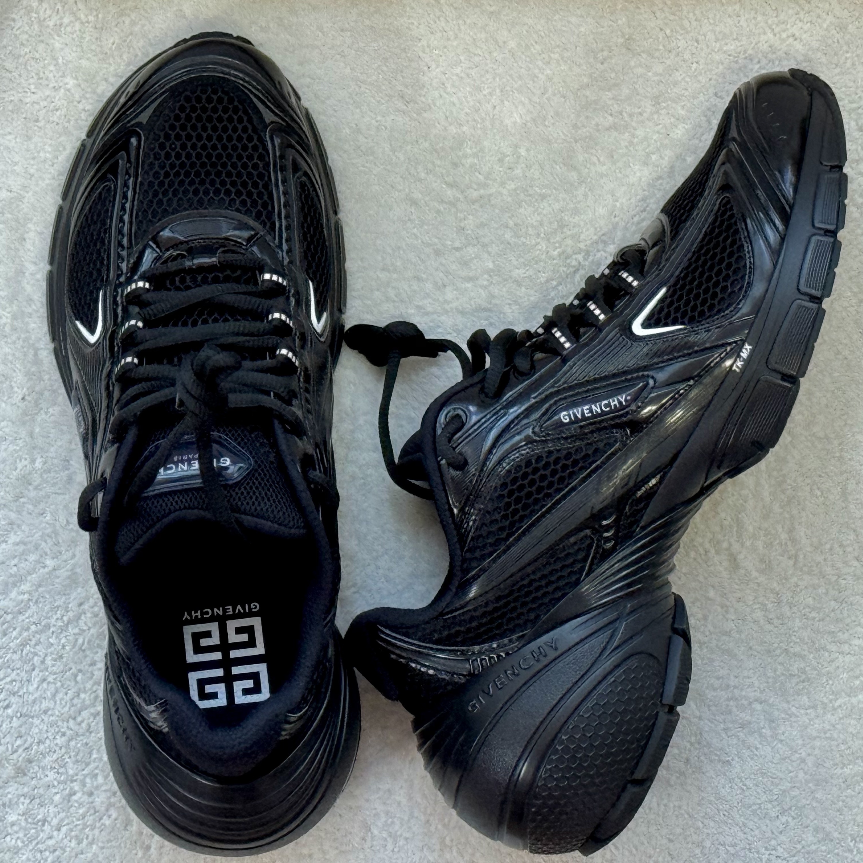 Givenchy TK-MX Runner Sneakers in Mesh Black, Asics Gel-Kayano 14 Cream Black 착용 스타일 - 2