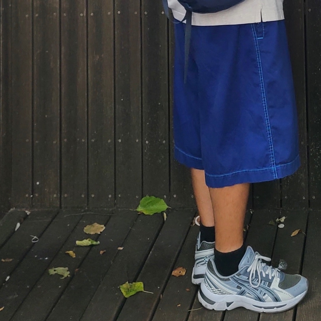 Uniqlo x Marni Wide Fit Boxy Short Pants Blue, Asics Gel-Kyrios Carrier Grey 착용 스타일