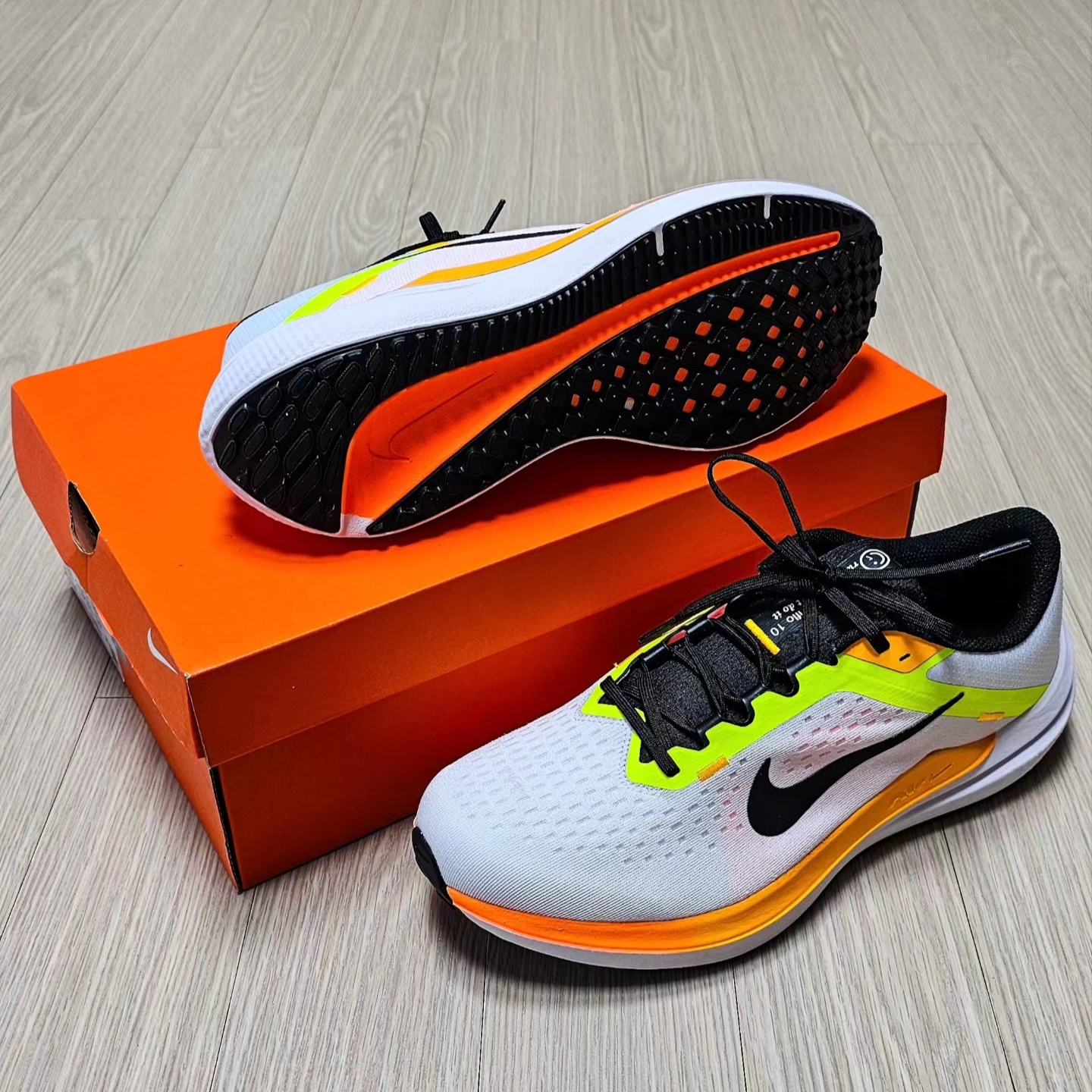 Nike Air Winflo 10 White Volt 착용 스타일 - 7