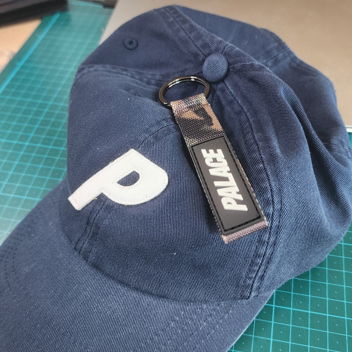 Palace P 6-Panel Navy - 24FW, Palace Webbing Keyring Camo - 24FW 착용 스타일 - 1