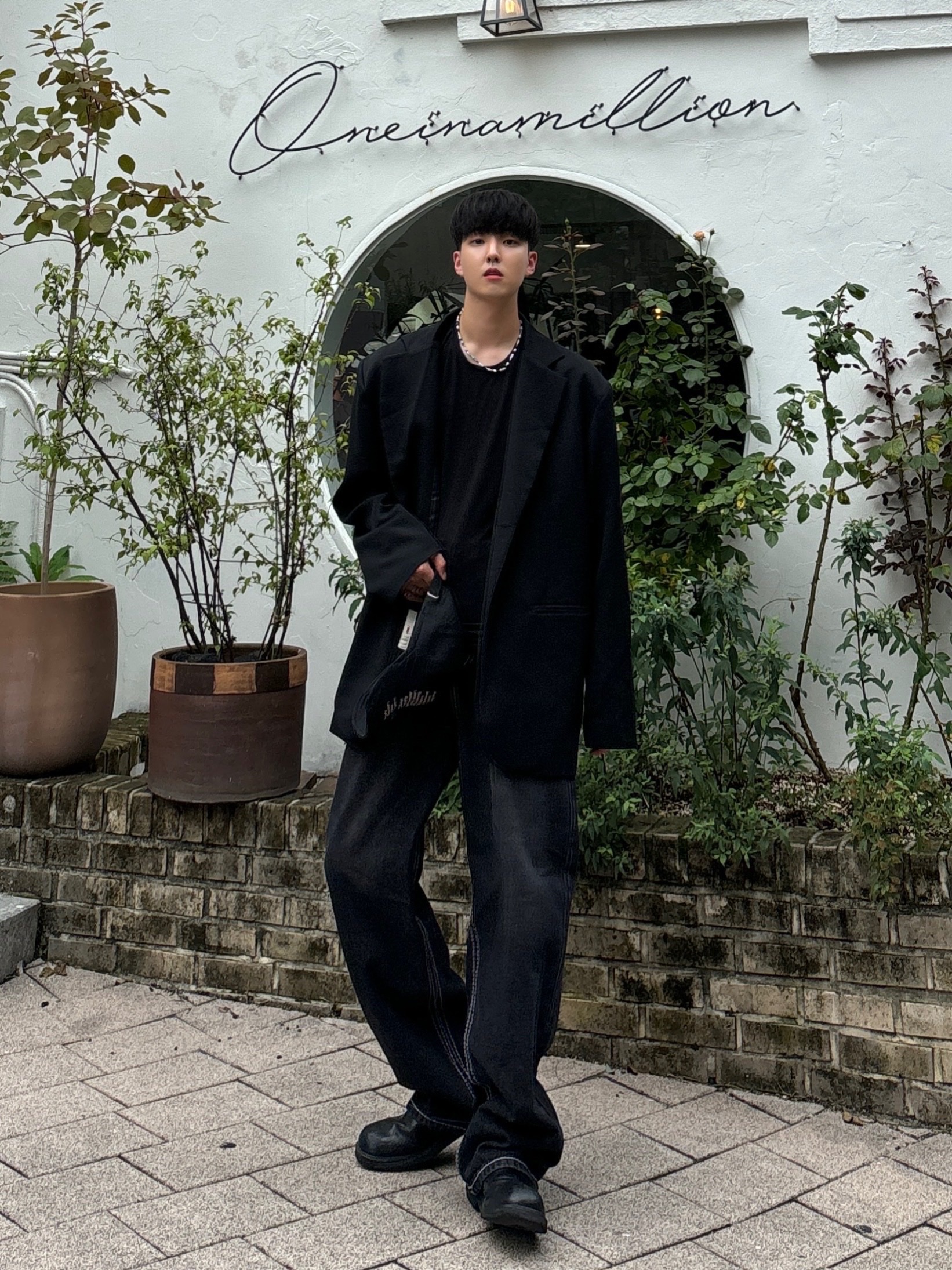 Dr. Martens 2976 Mono Smooth Leather Chelsea Boots Black 착용 스타일 - 1