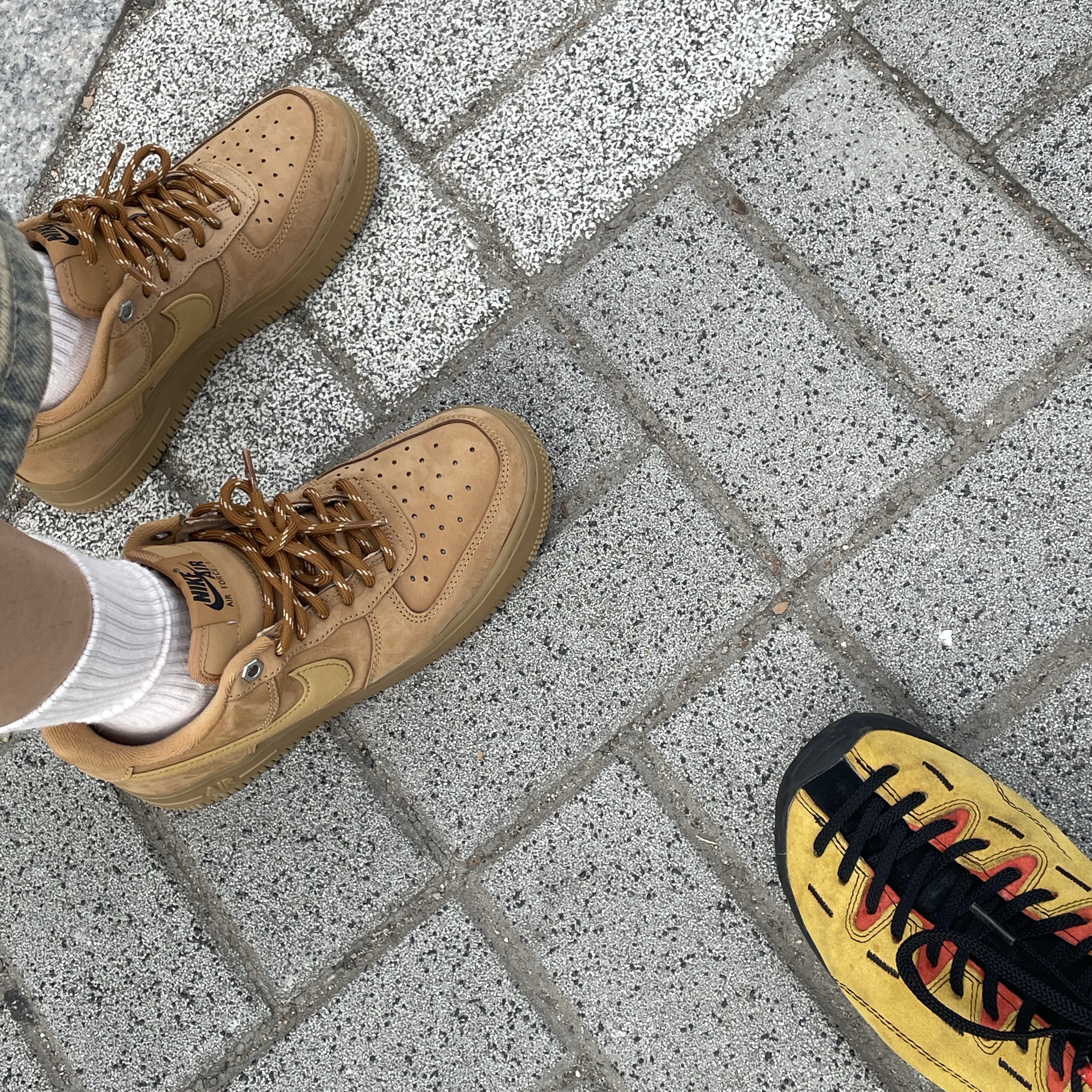 (W) Nike Air Force 1 '07 WB Flax Wheat, (W) Keen Jasper Suede Sneakers Camel 착용 스타일 - 1