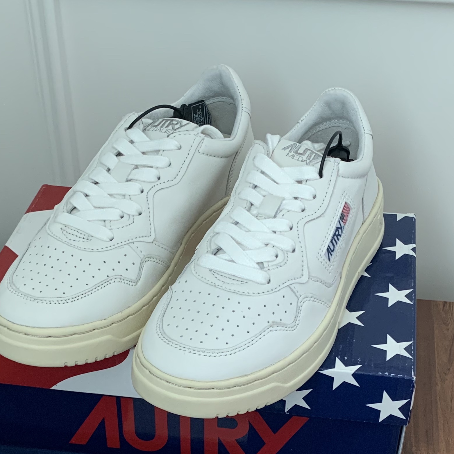 (W) Autry Medalist Low Goatskin Sneakers White 착용 스타일 - 1
