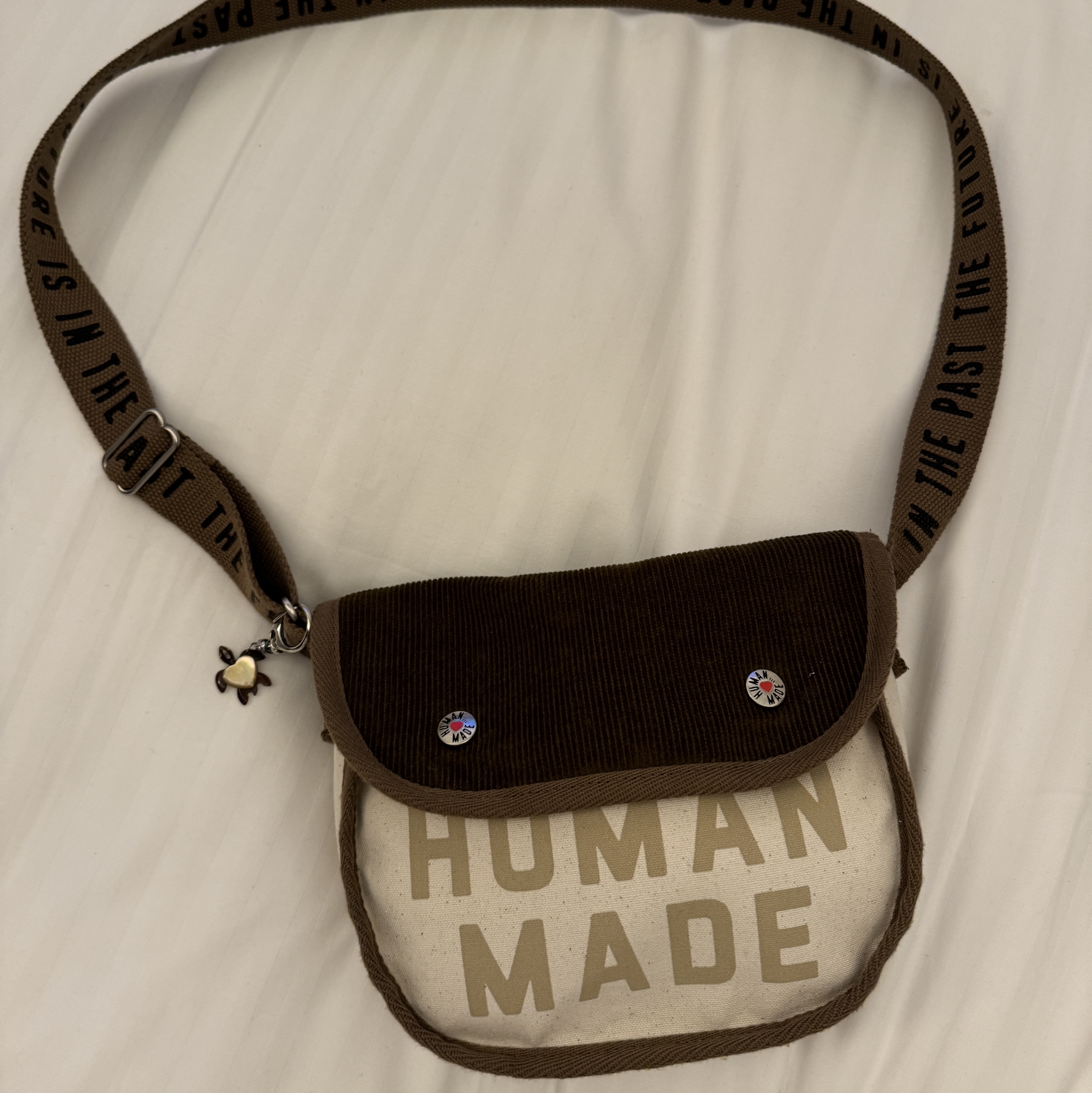 Human Made Shoulder Bag Brown 착용 스타일 - 1