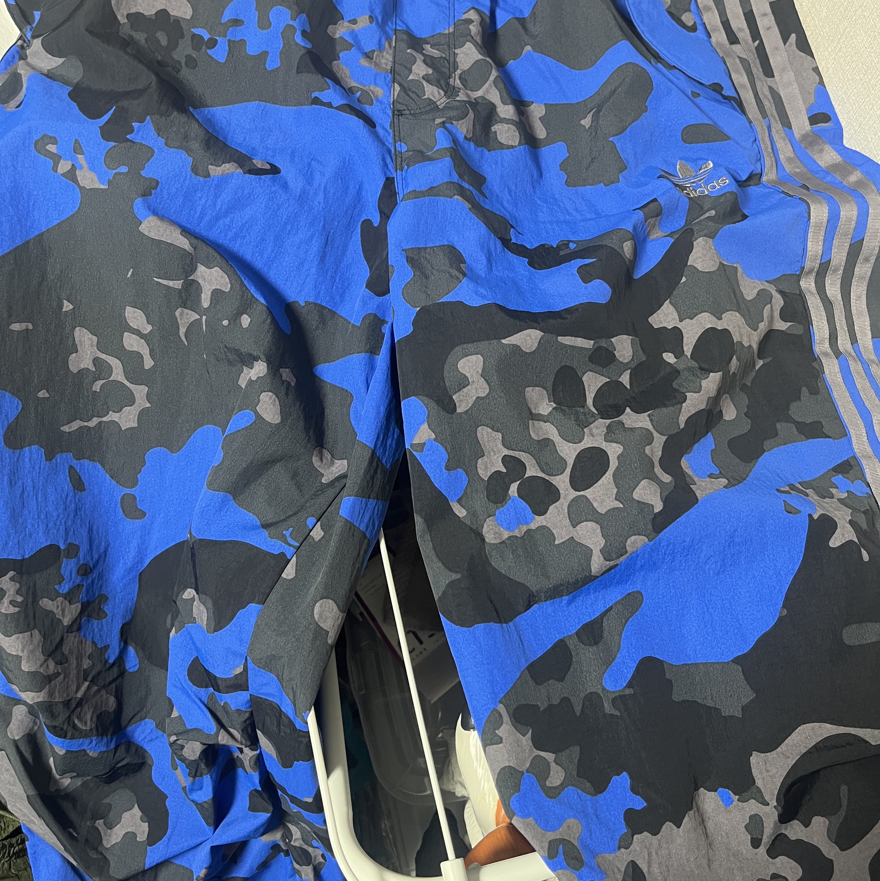 Adidas Camo Parachute Pants Black Trace Grey - KR Sizing 착용 스타일