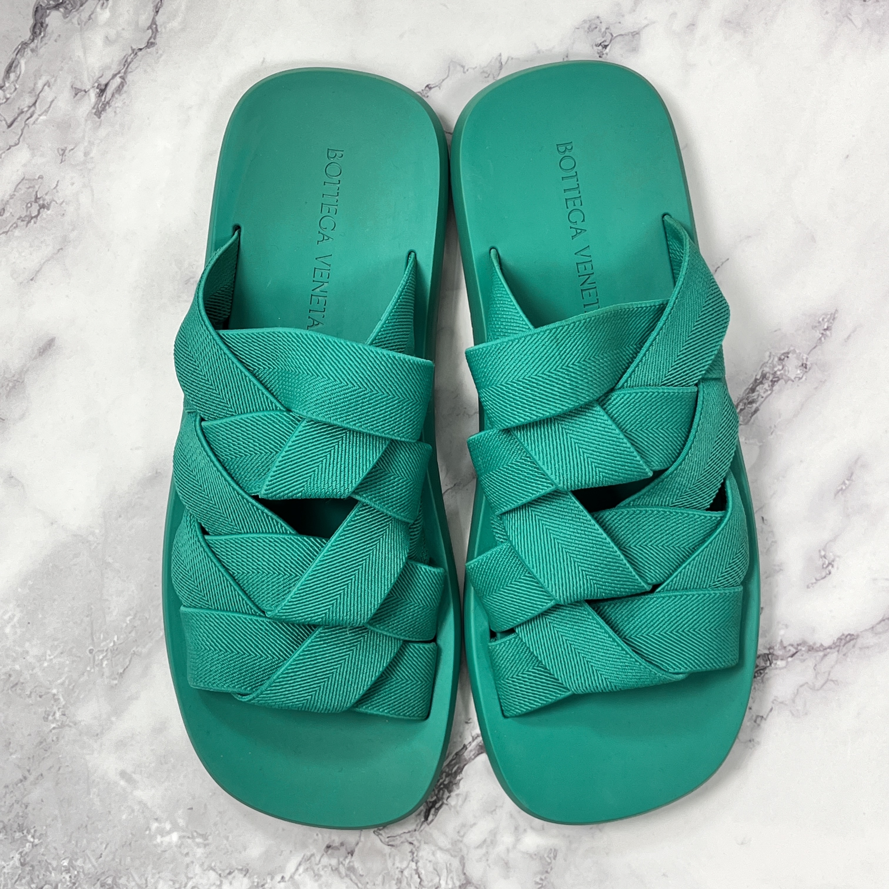Bottega Veneta Plat Mule Acid Turquoise 착용 스타일 - 1