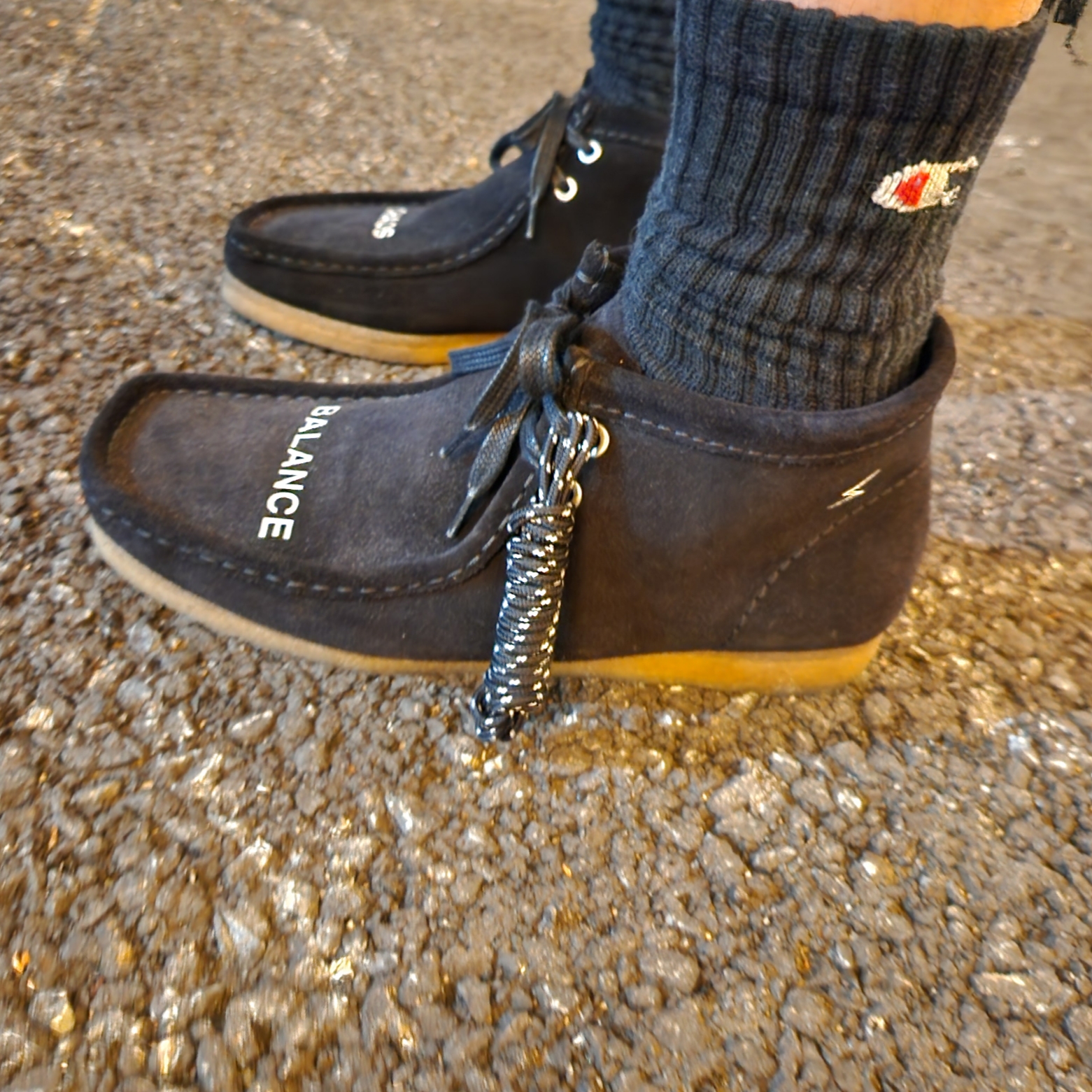 Clarks x Undercover Wallabee Boot Black 착용 스타일 - 4
