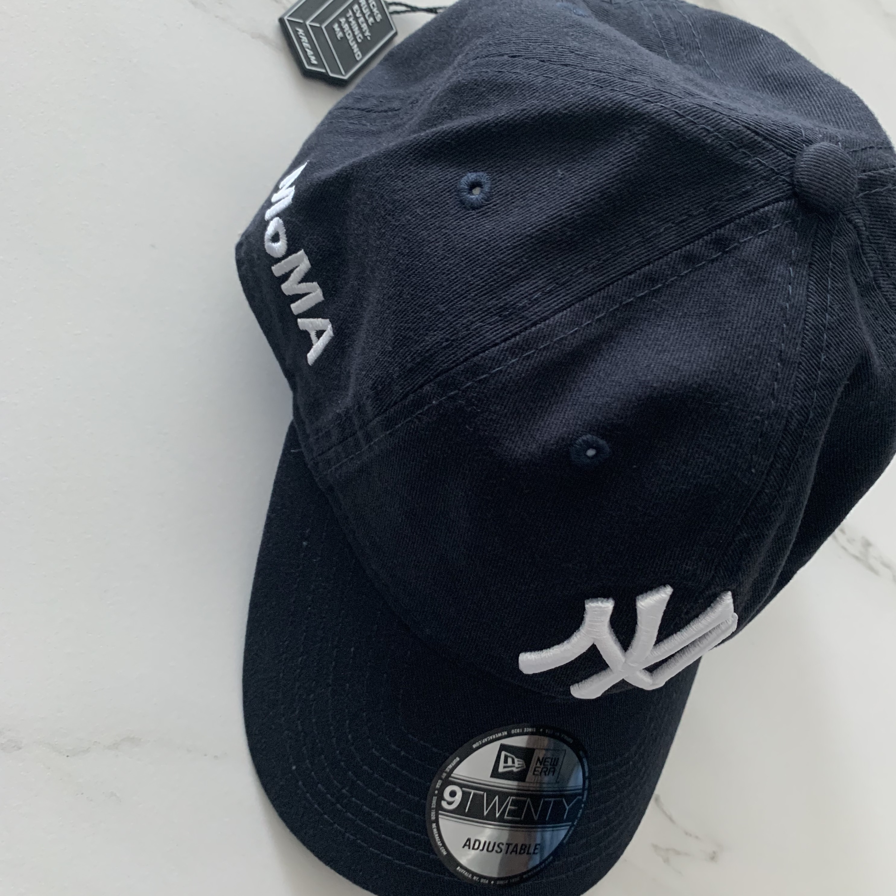 New Era x MoMA New York Yankees Cap Navy 착용 스타일 - 2