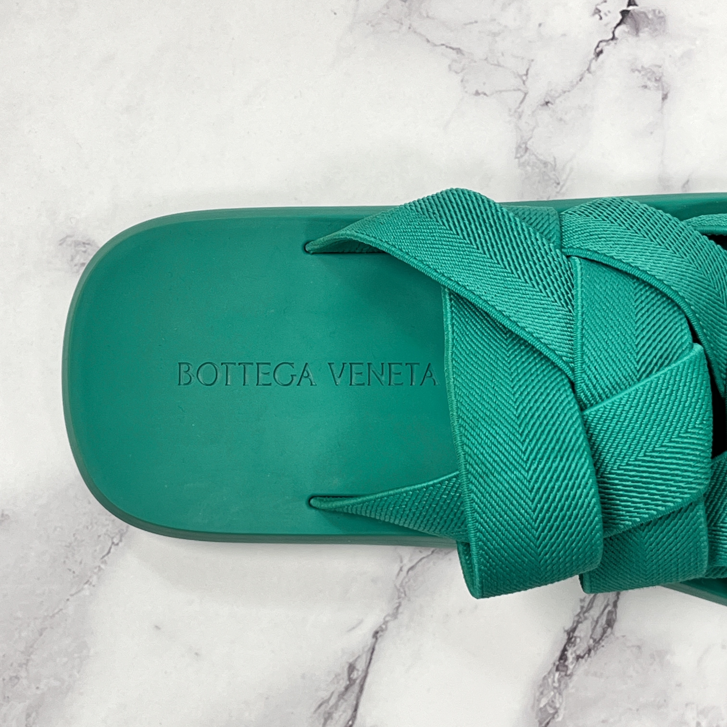 Bottega Veneta Plat Mule Acid Turquoise 착용 스타일 - 3