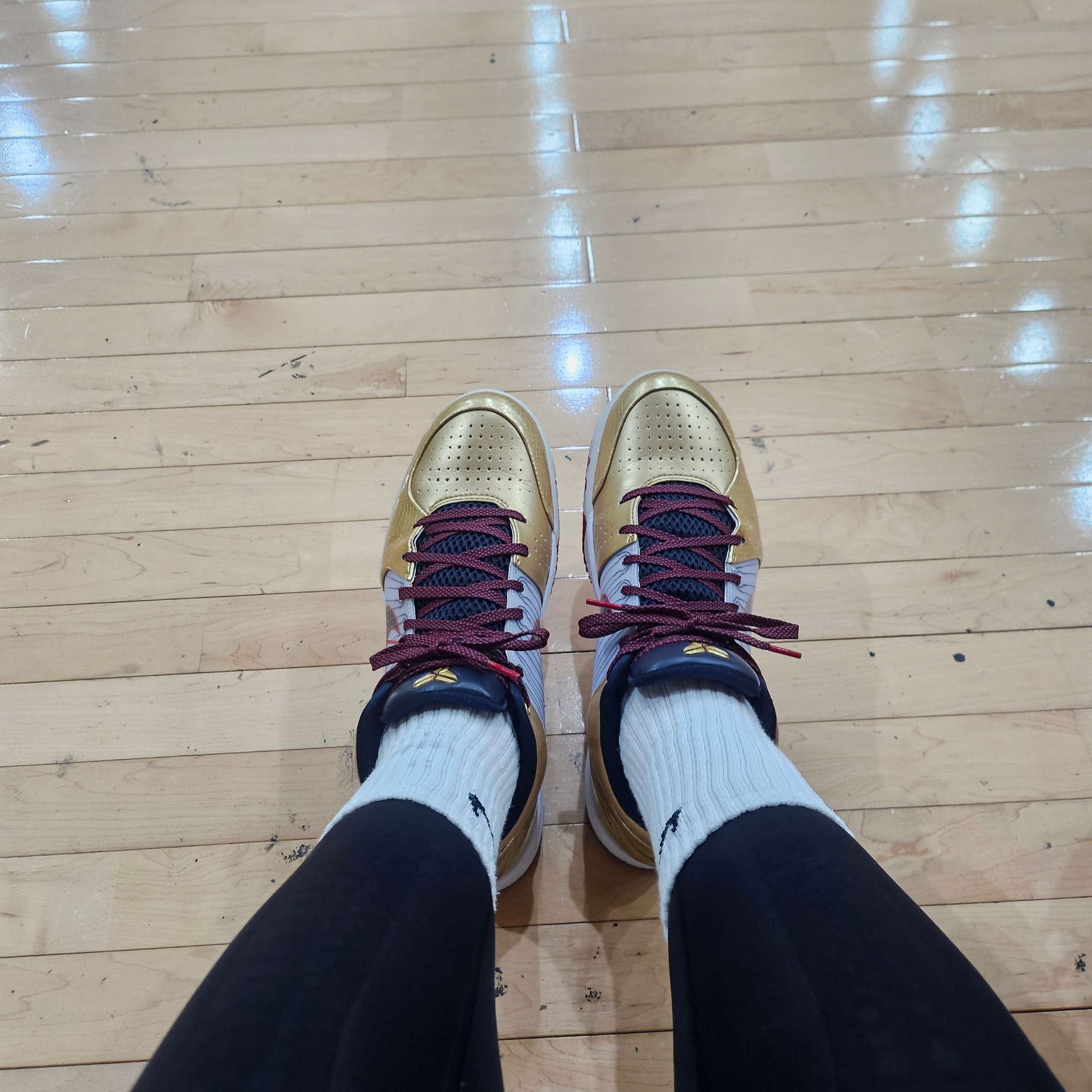 Nike Kobe 4 Protro Metallic Gold and Dark Obsidian 착용 스타일 - 1