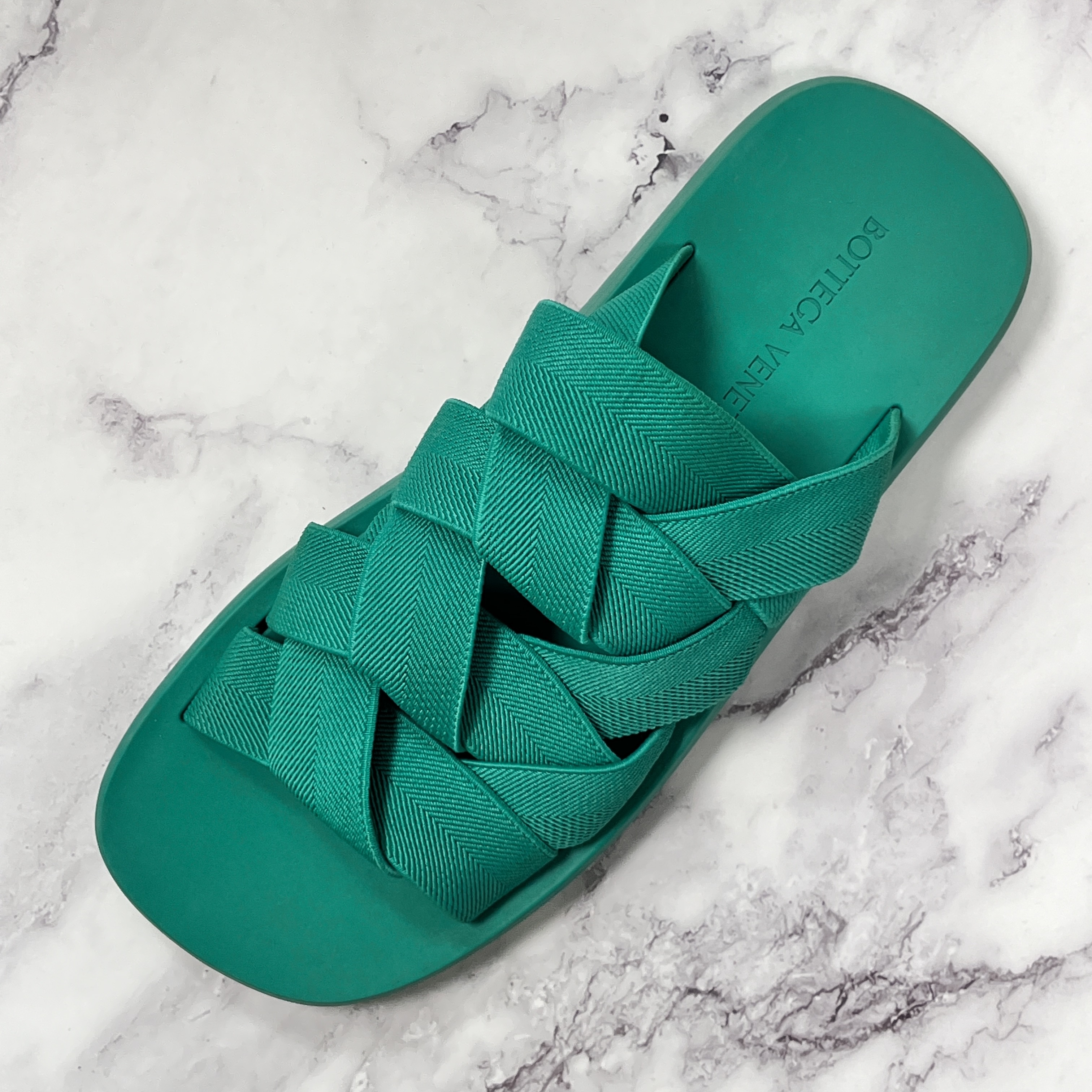 Bottega Veneta Plat Mule Acid Turquoise 착용 스타일 - 2