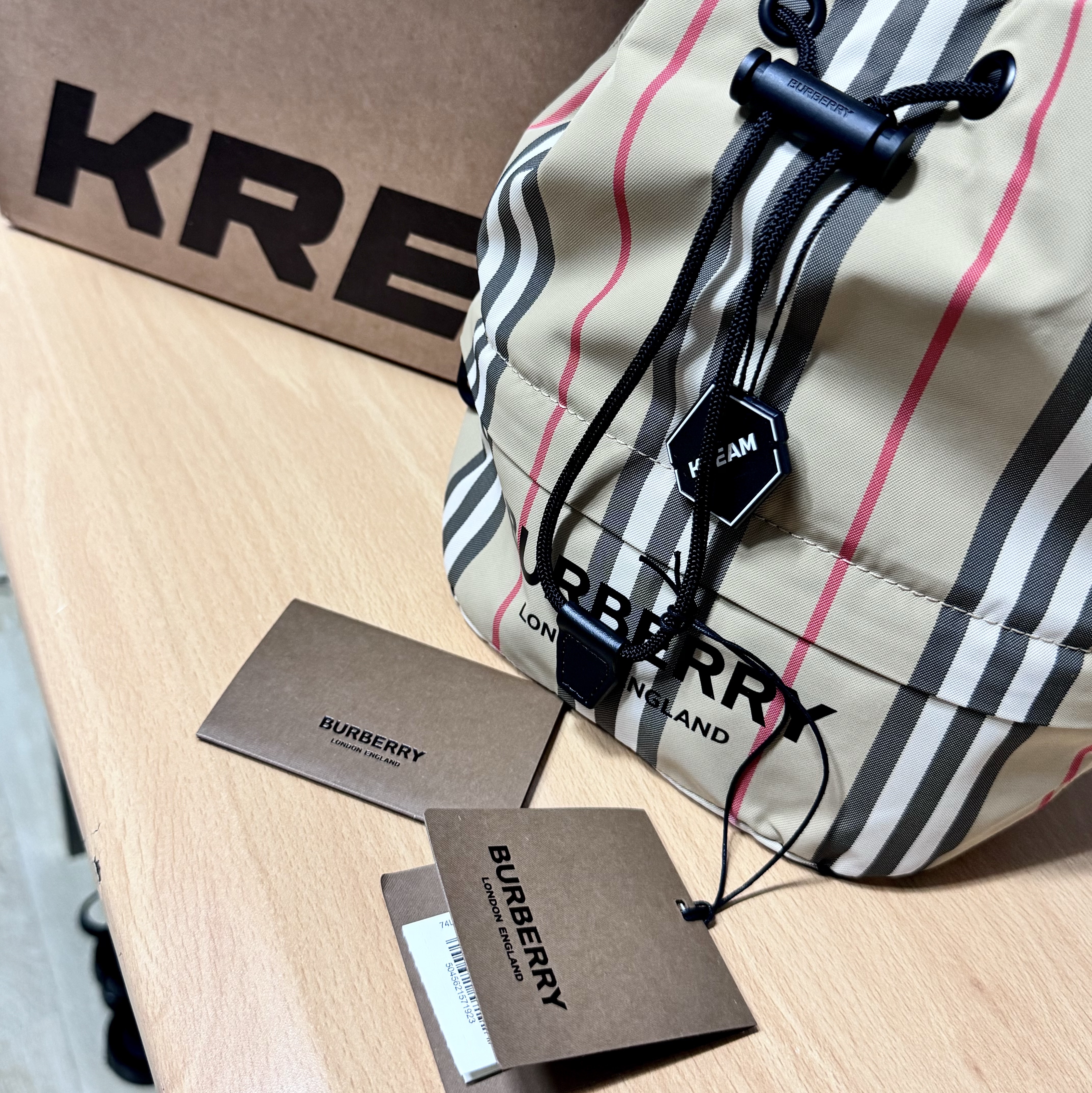 Burberry Icon Stripe Econyl Drawcord Pouch Archive Beige 착용 스타일