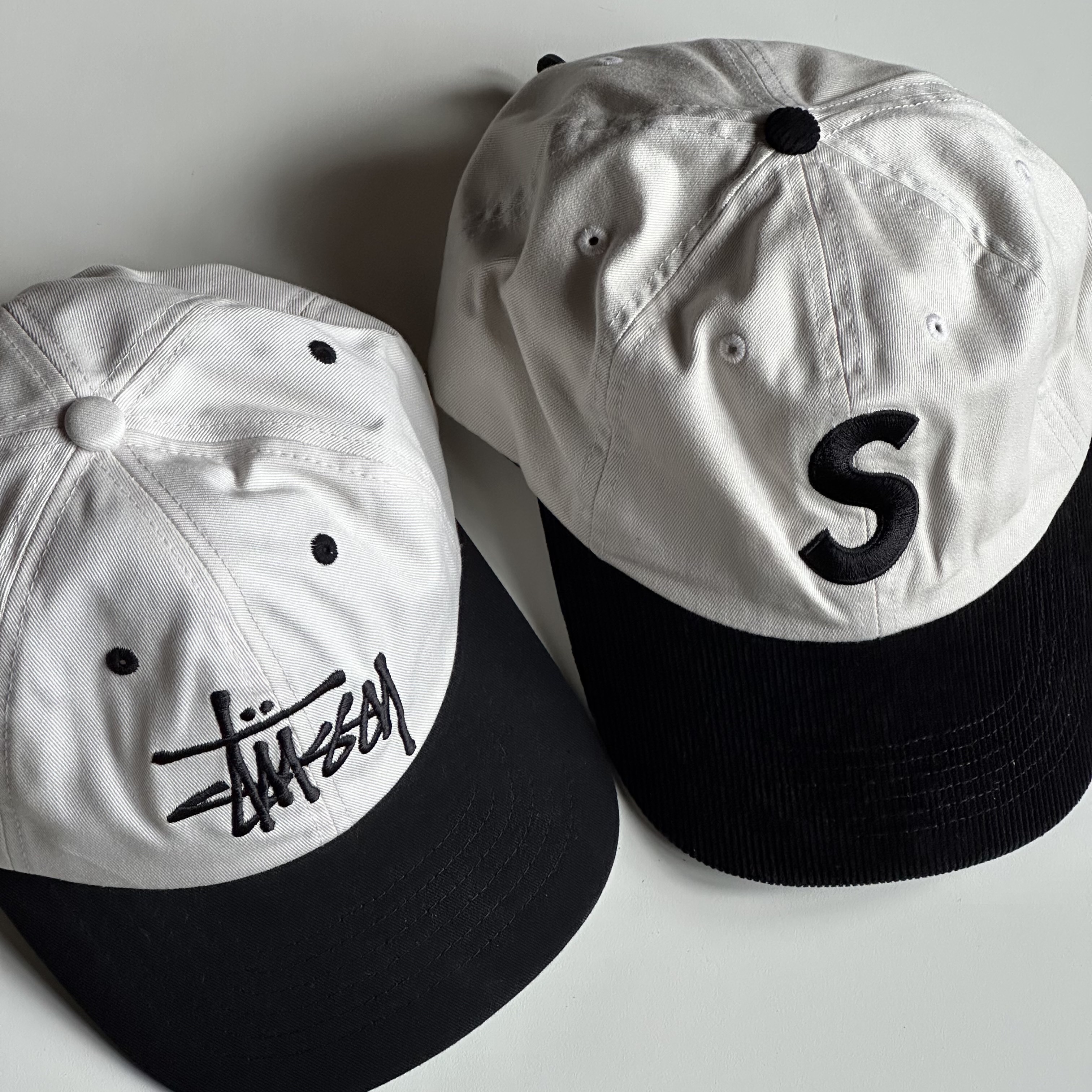 Supreme 2-Tone S Logo 6-Panel Stone - 24SS, Stussy Low Profile Big Basic Snapback Bone 착용 스타일 - 2