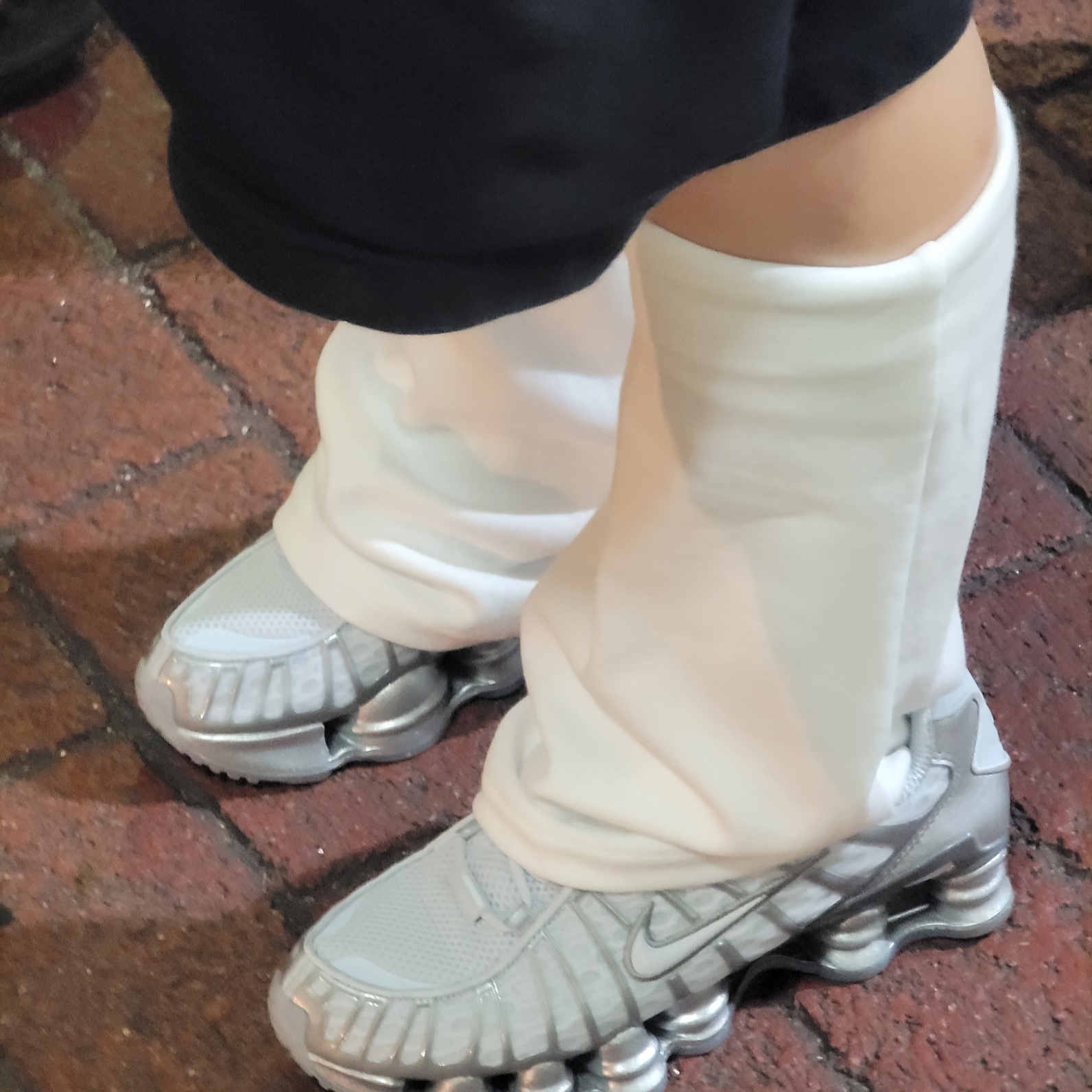 (W) Nike Shox TL Pure Platinum and Metallic Silver 착용 스타일 - 3