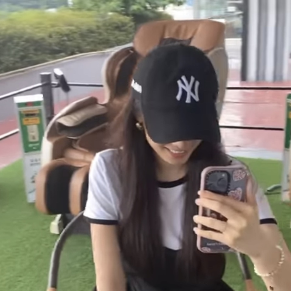 New Era x MoMA New York Yankees Cap Navy 착용 스타일 - 3