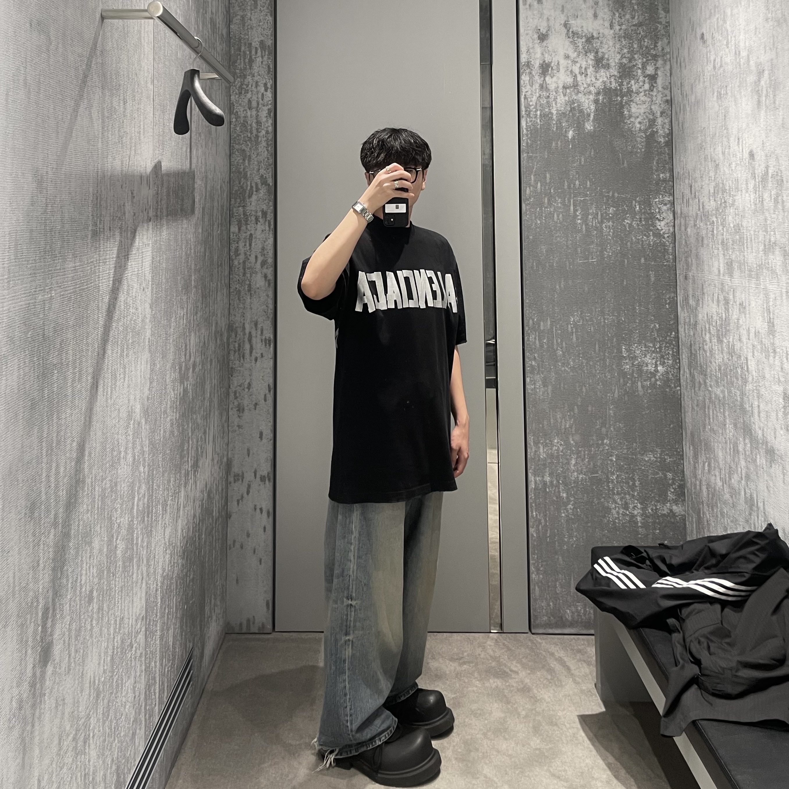 Balenciaga Oversized Baggy Pants Light Blue, Balenciaga New Tape Type Medium Fit T-Shirt Black 착용 스타일 - 1