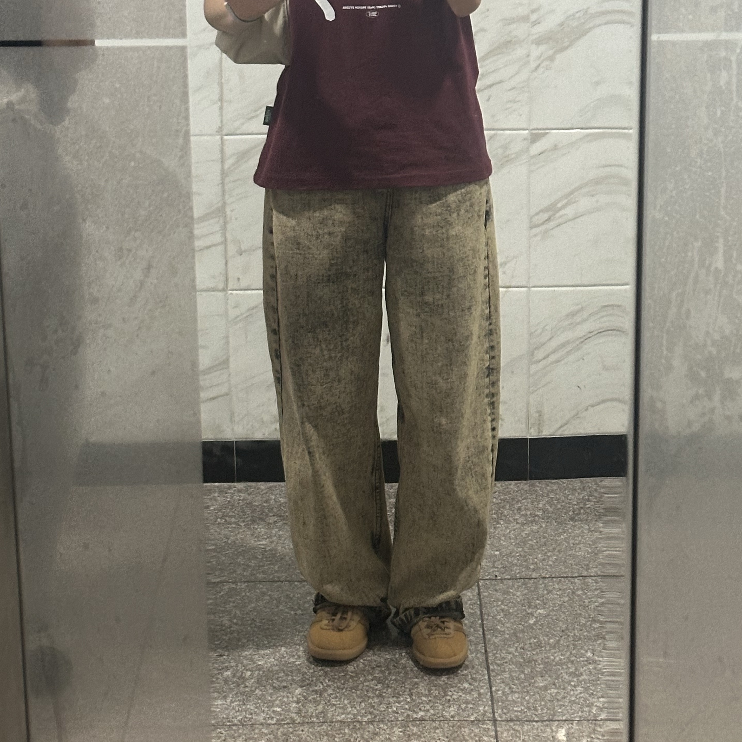 Adidas Bermuda Mesa Brown Desert 착용 스타일