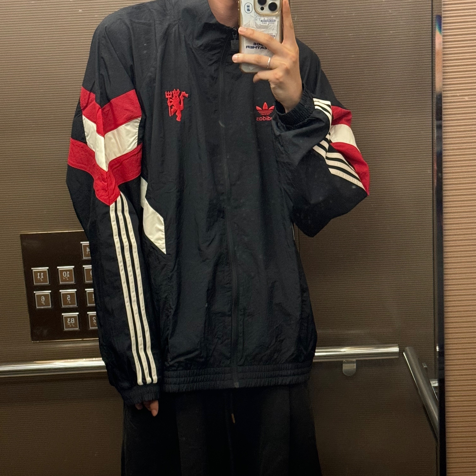 Adidas Manchester United Originals Track Top Black Red - KR Sizing 착용 스타일 - 1