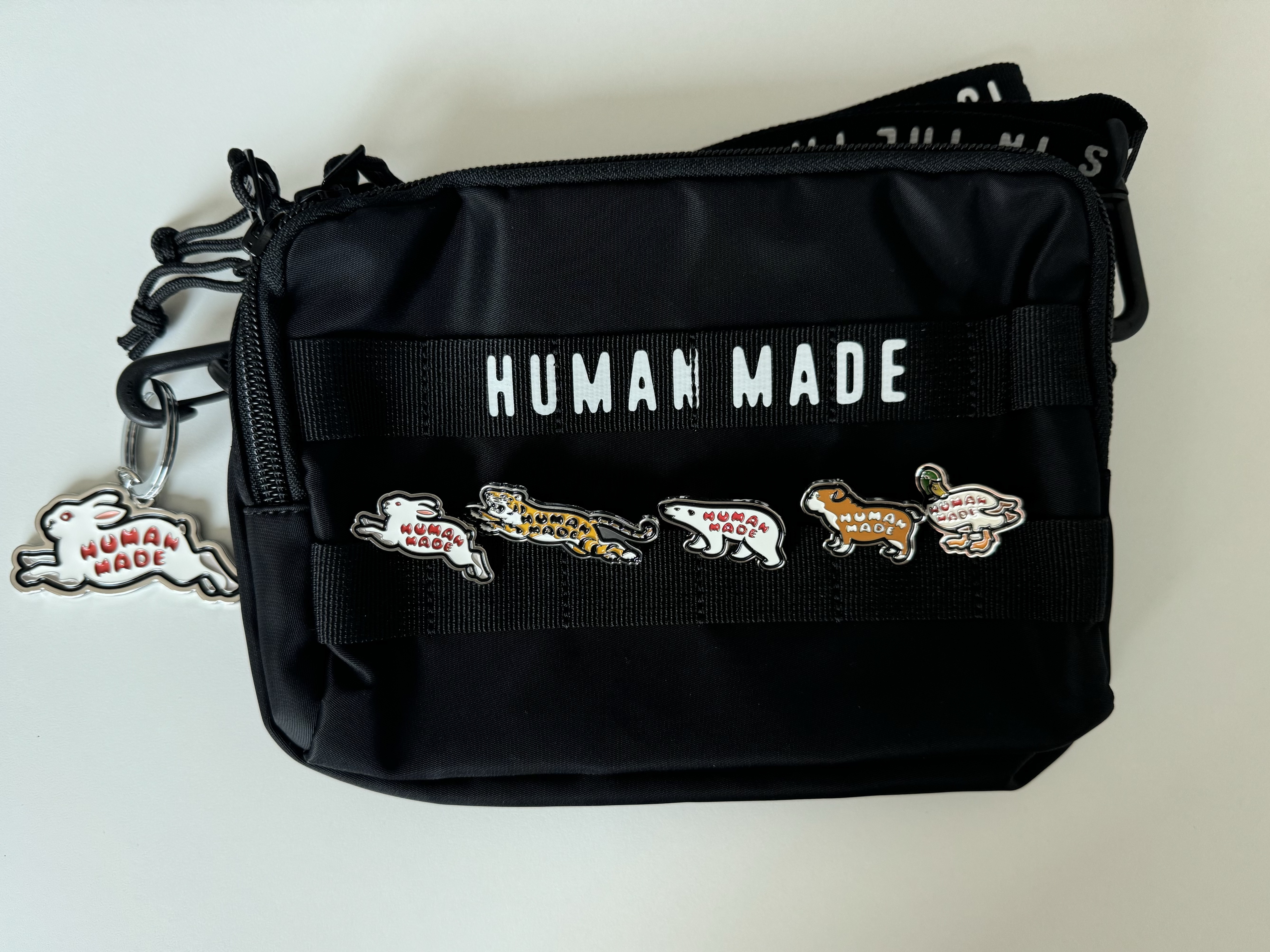 Human Made Animal Keychain #1 Silver, Human Made Animal Pin #2 Pink 착용 스타일 - 1