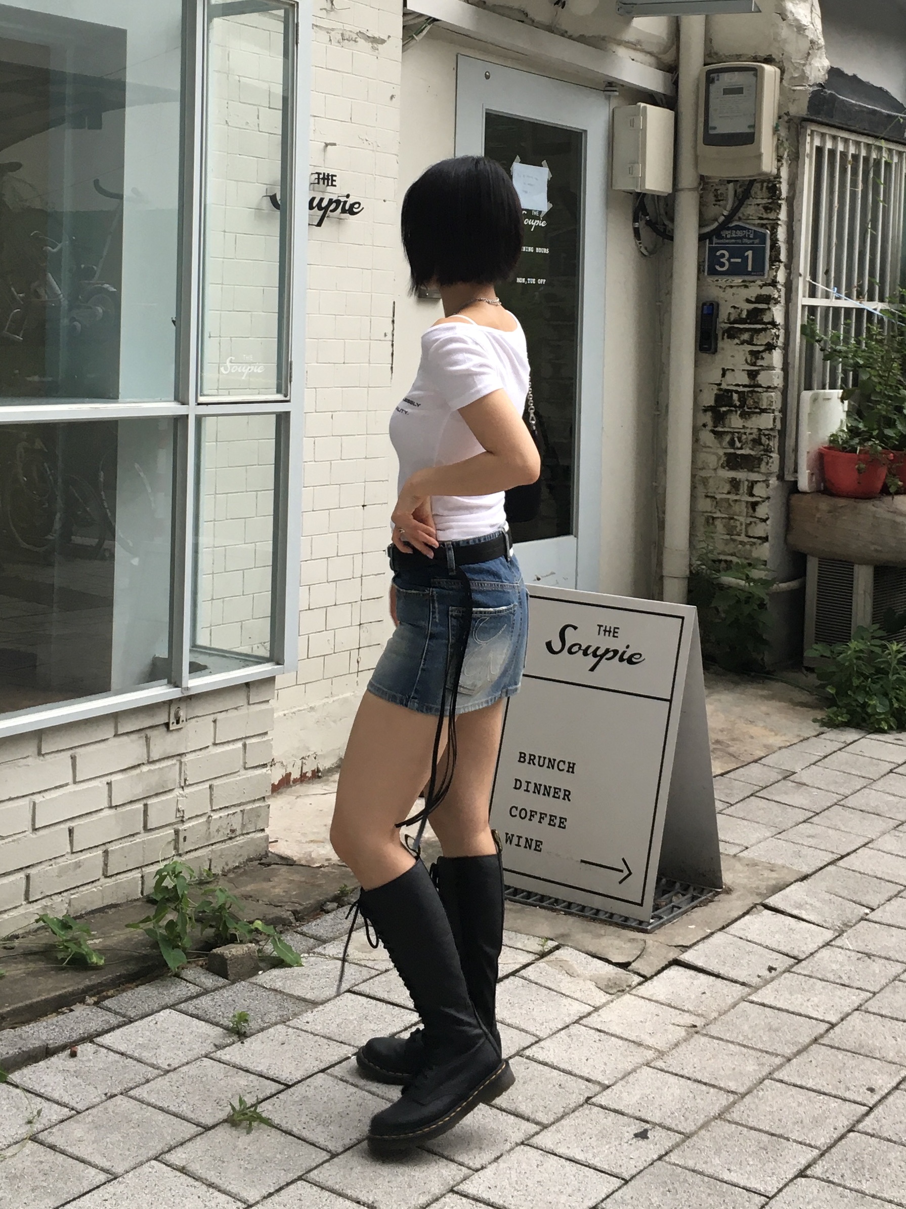 Prada Re-Edition 2005 Re-Nylon Shoulder Bag Black, (W) Dr. Martens 1B60 Boots Black 착용 스타일 - 2