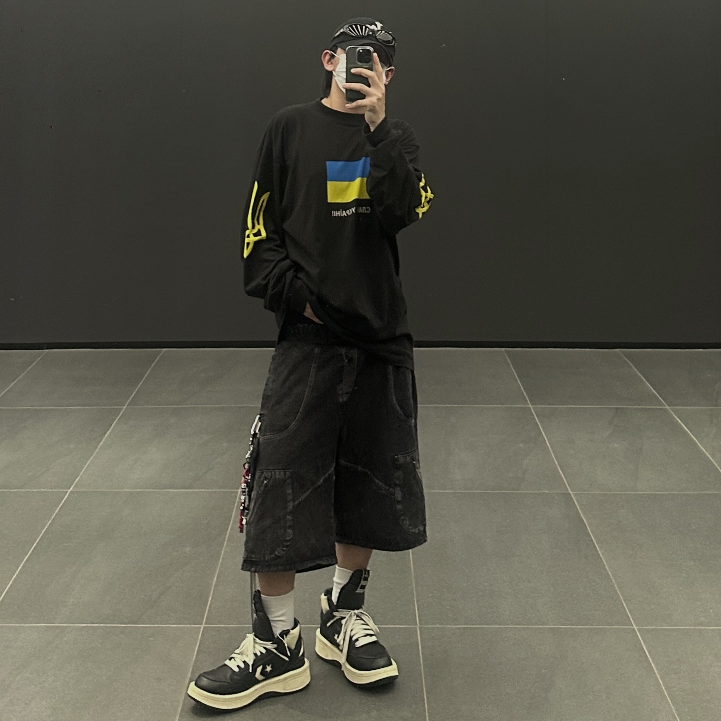 Balenciaga Support Ukraine LS T-Shirt Black, Converse x Drkshdw Turbowpn Black Cream 착용 스타일 - 2