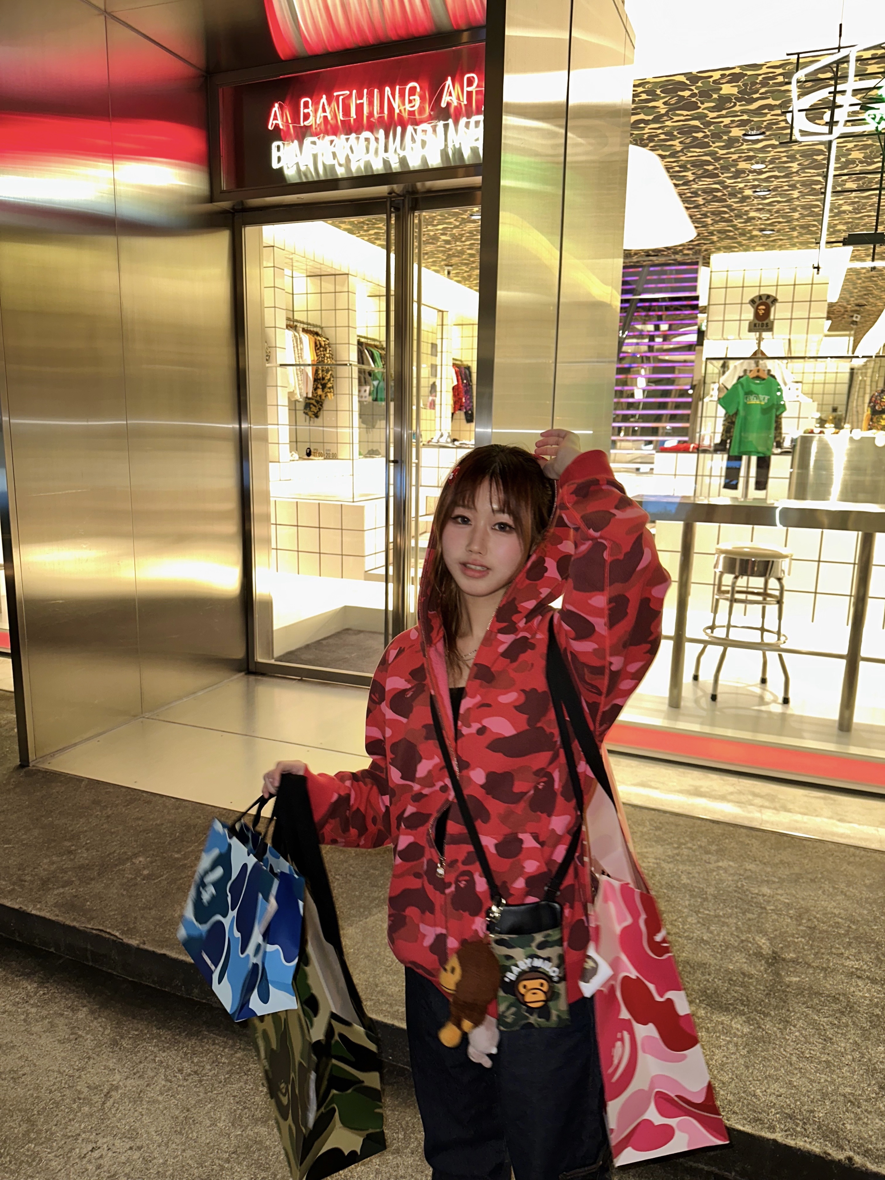 BAPE Color Camo Ape Head One Point Full Zip Hoodie Red 착용 스타일 - 3