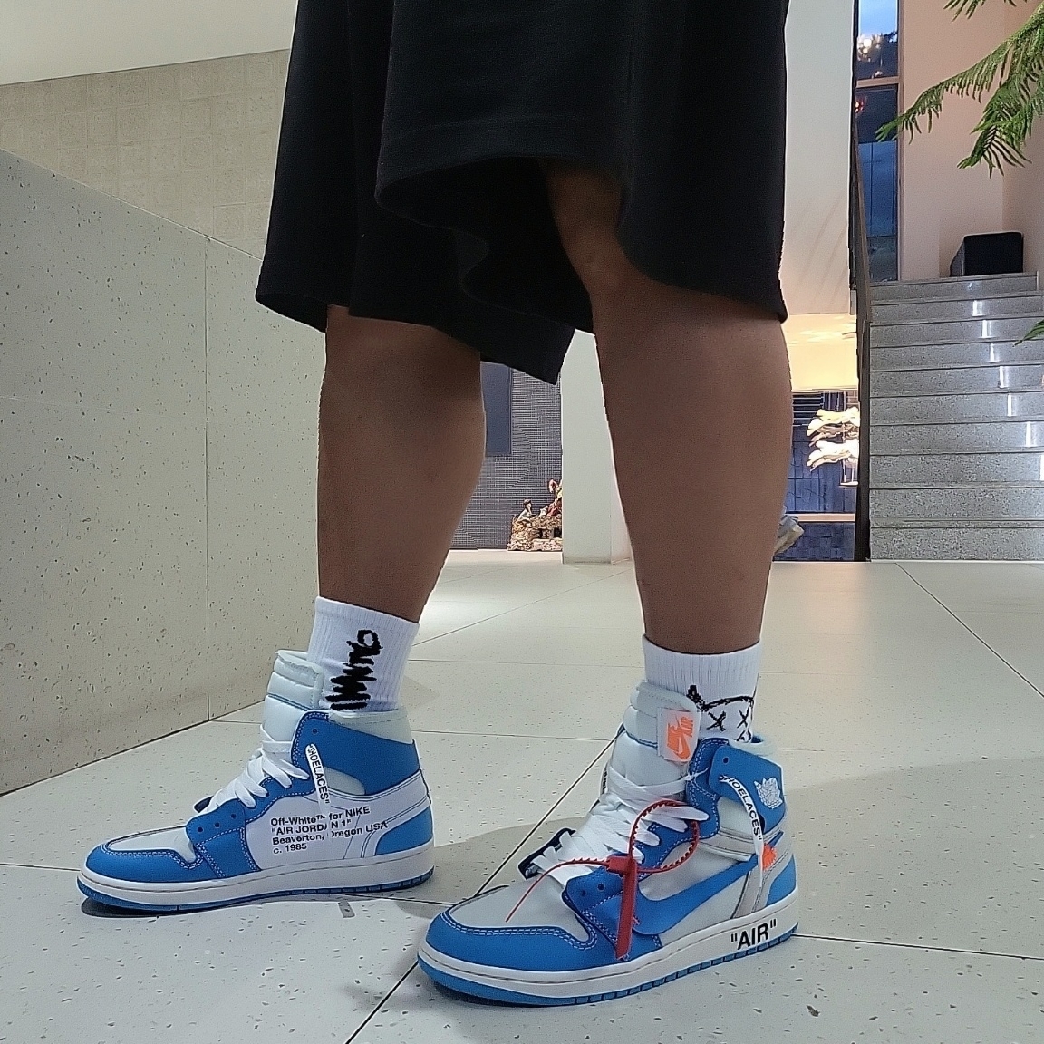 Jordan 1 Retro Low OG Black Toe, Jordan 1 x Off-White Retro High University Blue 착용 스타일 - 3