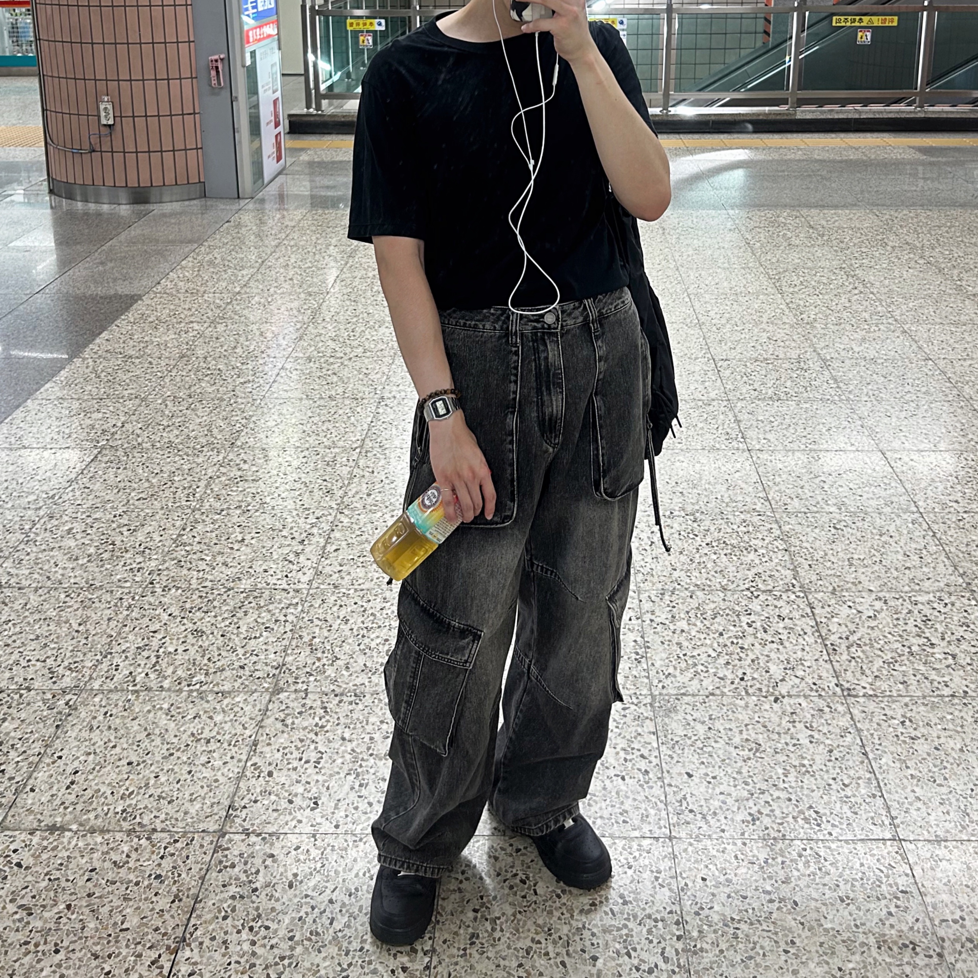 Nike Air Force 1 '07 Low Triple Black 착용 스타일 - 5