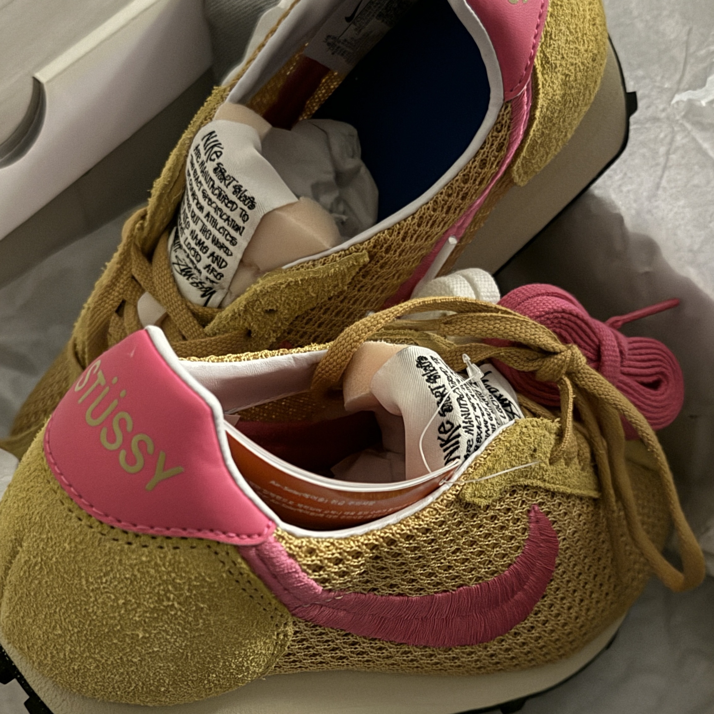 Nike x Stussy LD-1000 SP Sanded Gold and Laser Fuchsia 착용 스타일 - 1