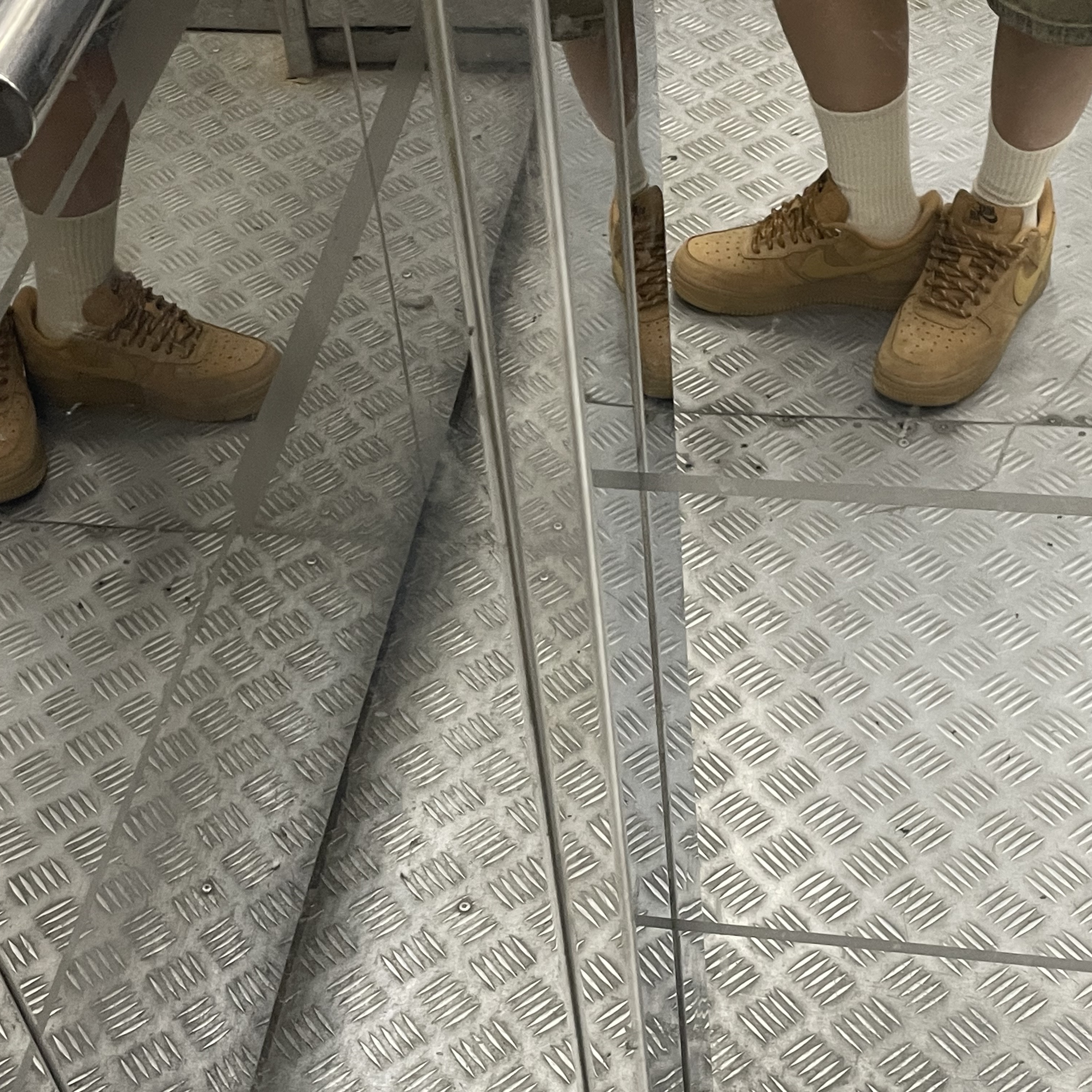 (W) Nike Air Force 1 '07 WB Flax Wheat, (W) Keen Jasper Suede Sneakers Camel 착용 스타일 - 2