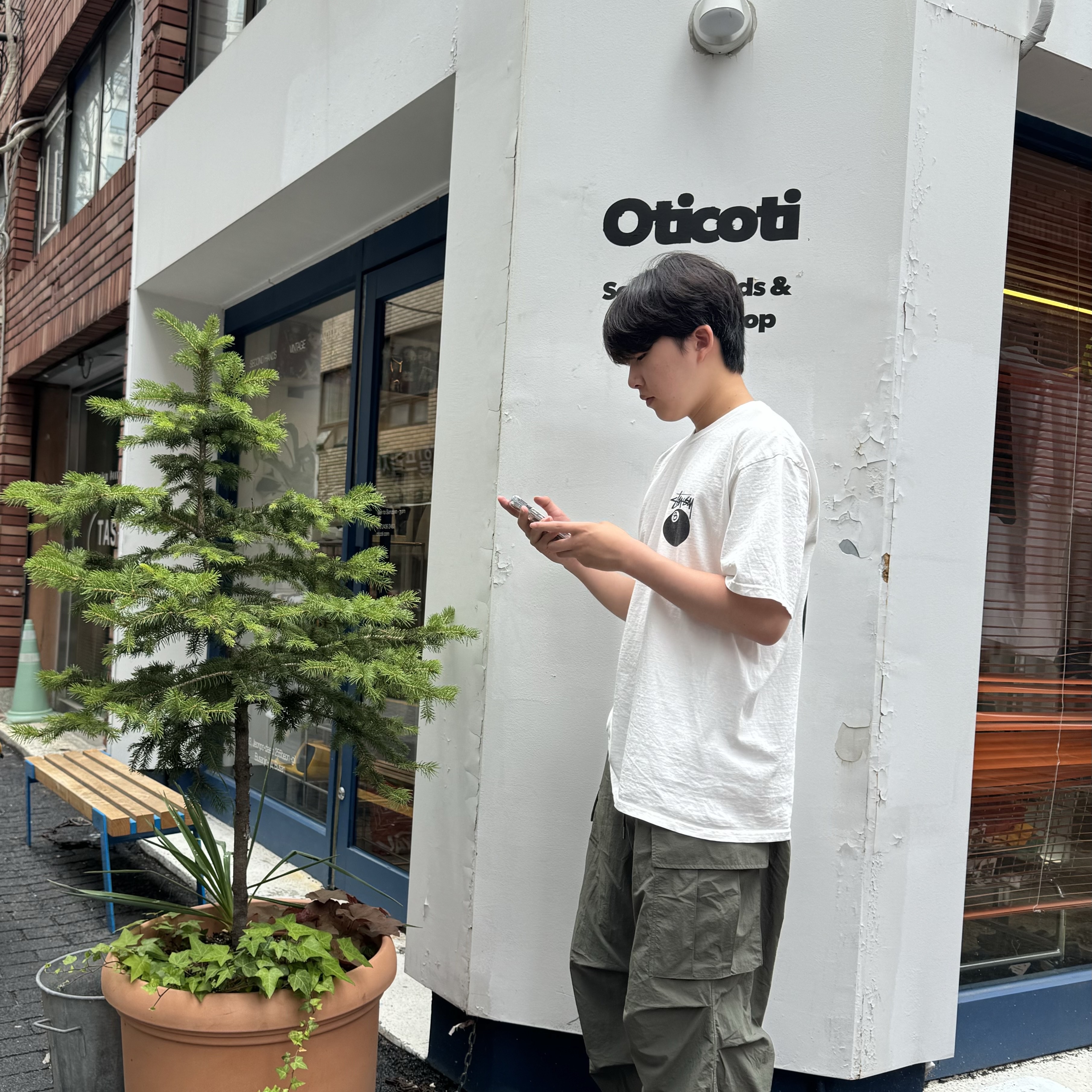Stussy 8 Ball Pigment Dyed T-Shirt Natural, Nike Air Force 1 '07 WB Flax 착용 스타일