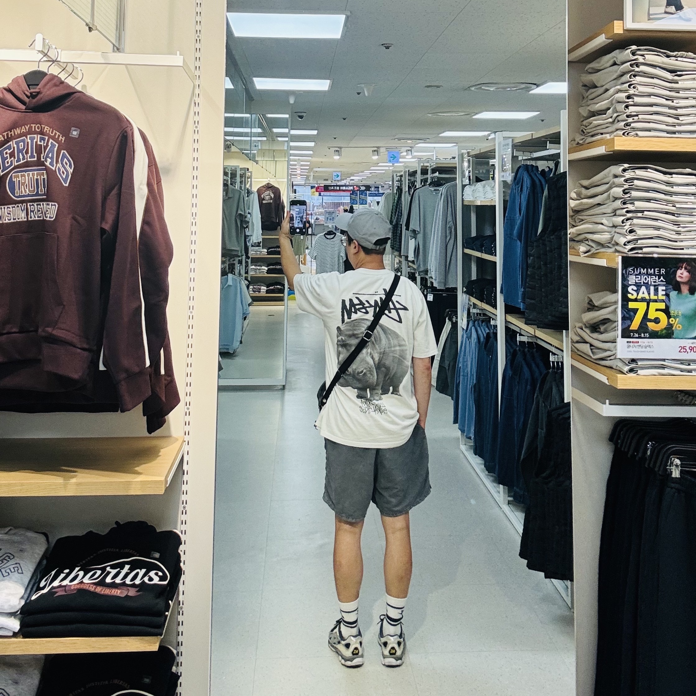 Nike Heritage 86 Futura Washed Cap Particle Grey, Stussy Livin' Large T-Shirt White 착용 스타일 - 2