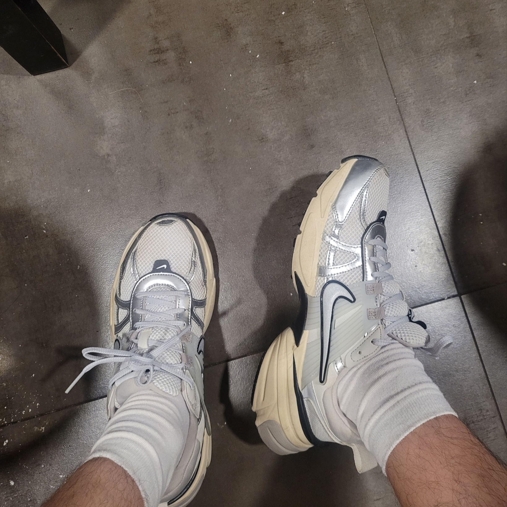 Nike V2K Run Summit White Metallic Silver 착용 스타일