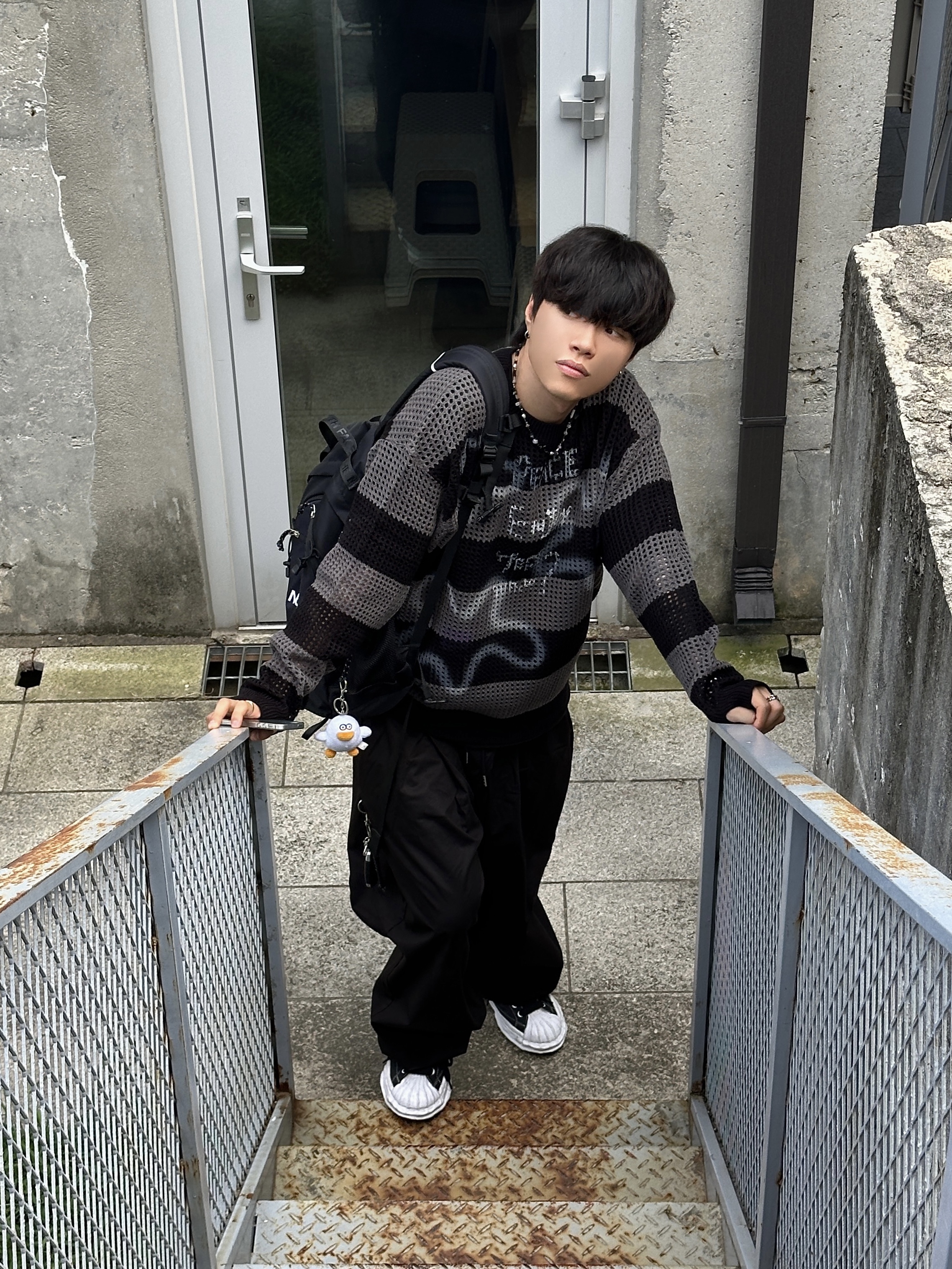 Maison Mihara Yasuhiro Blakey OG STC Sole Paper Like Leather Low-top Sneakers Black 착용 스타일 - 1