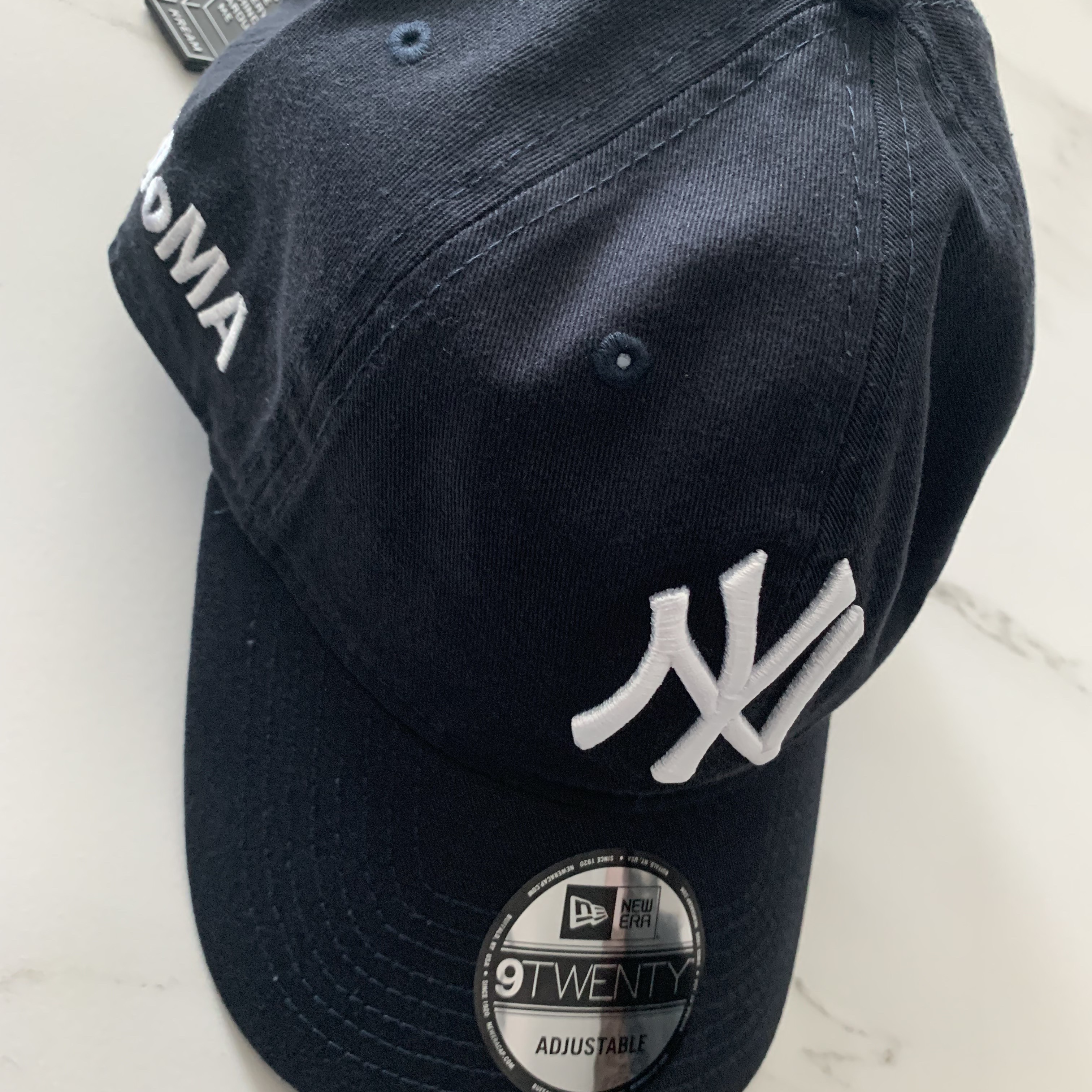New Era x MoMA New York Yankees Cap Navy 착용 스타일 - 4
