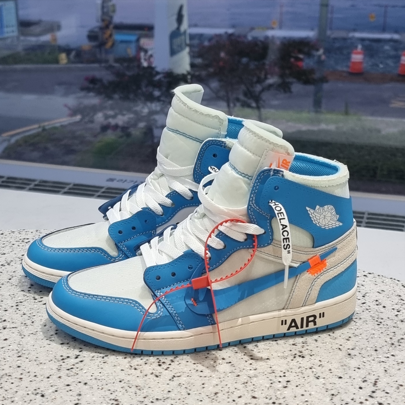 Jordan 1 Retro Low OG Black Toe, Jordan 1 x Off-White Retro High University Blue 착용 스타일 - 2