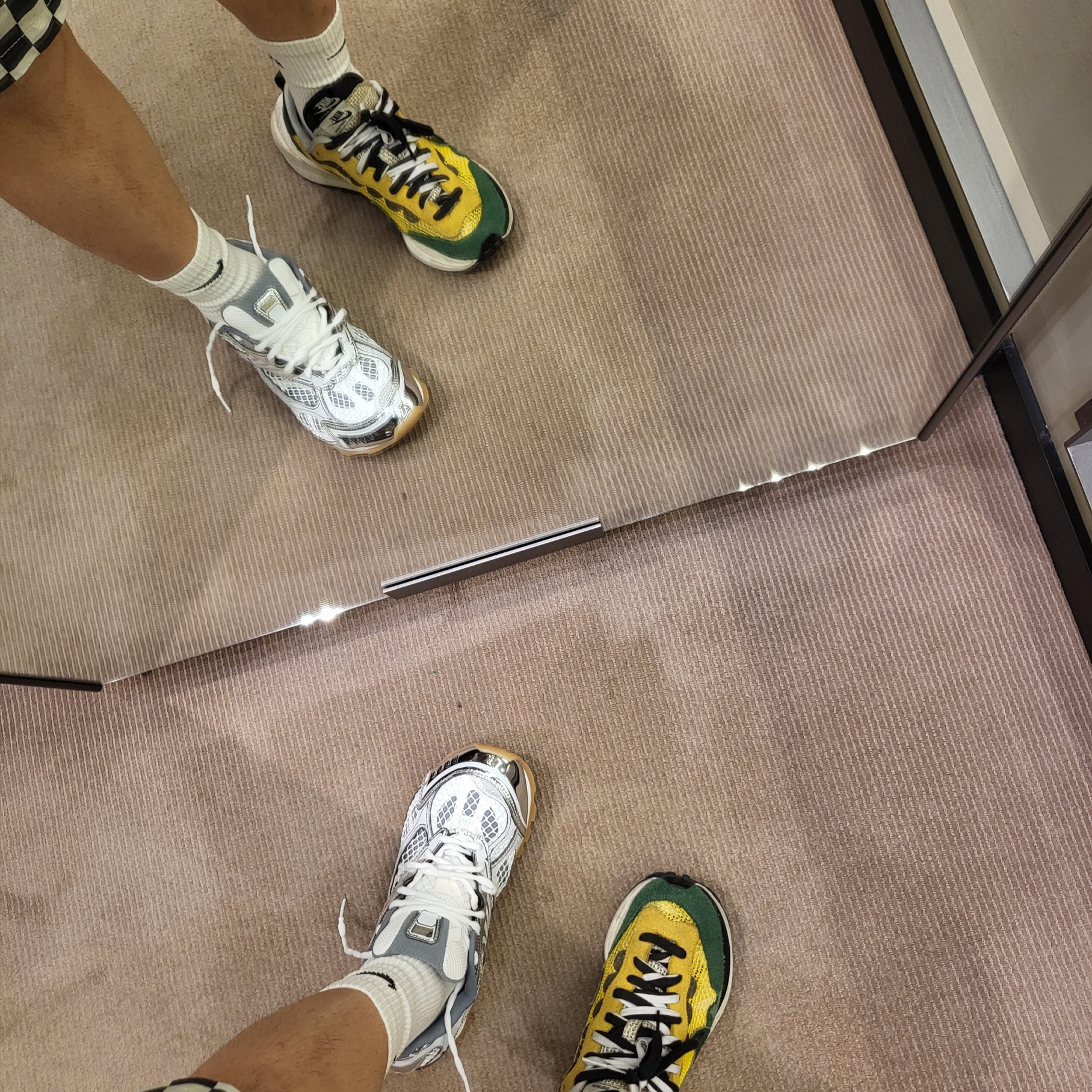 Bottega Veneta Orbit Sneaker Silver White, Nike x Sacai VaporWaffle Tour Yellow & Gorge Green Sail 착용 스타일 - 2