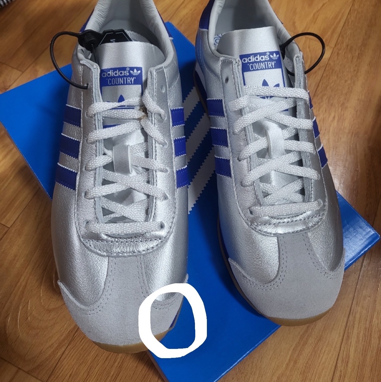 Adidas Country OG Matte Silver Bright Blue 착용 스타일 - 1
