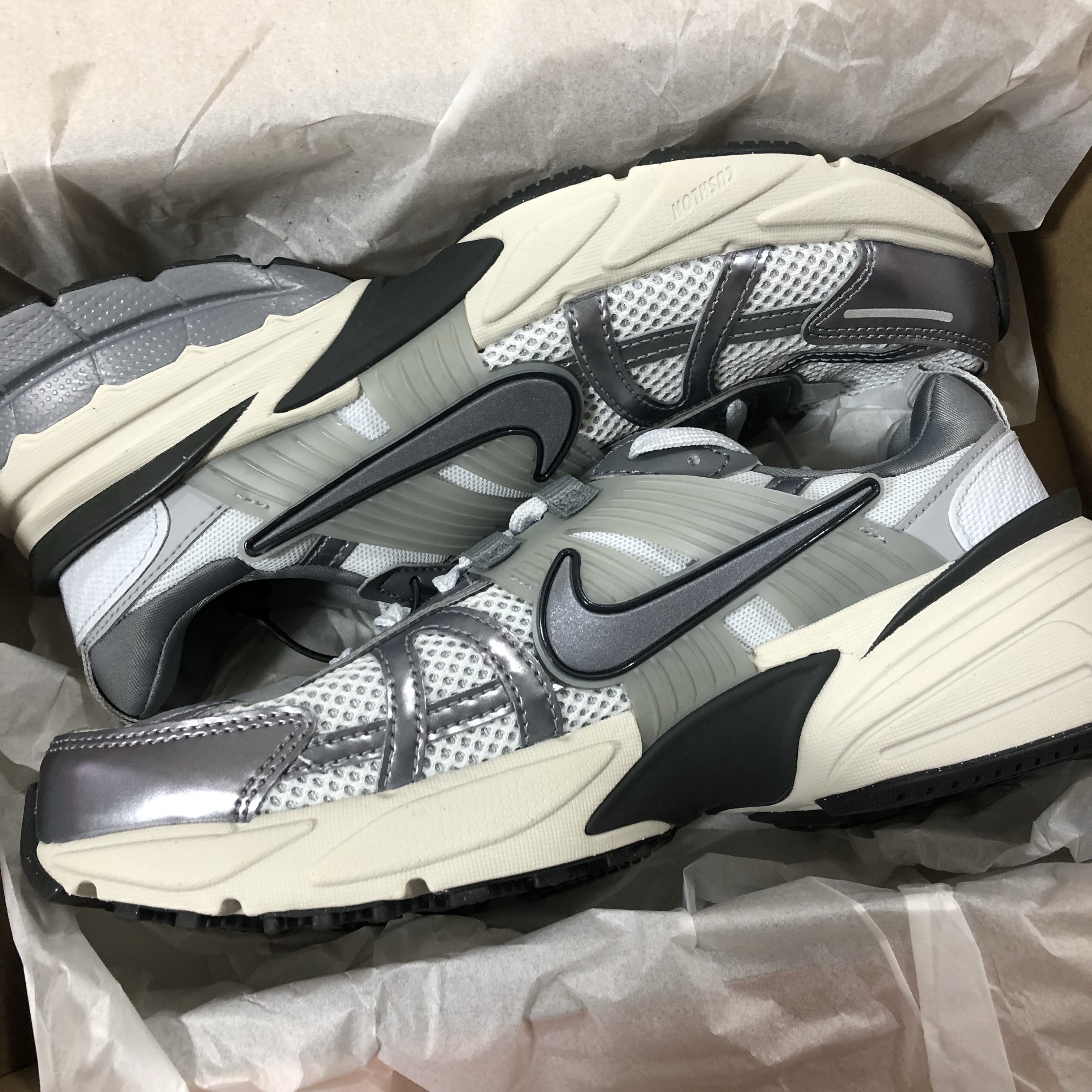 Nike V2K Run Pure Platinum Wolf Grey 착용 스타일