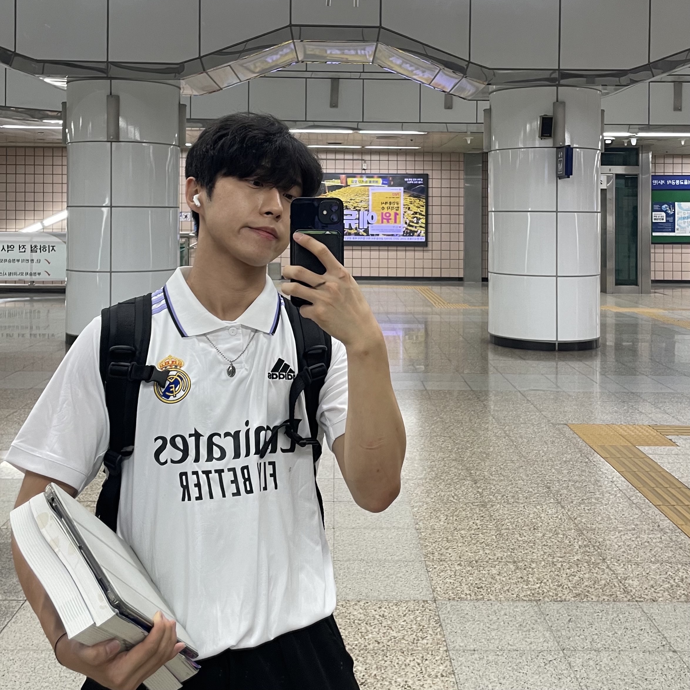 Adidas Real Madrid 2024/25 Home Jersey White - KR Sizing (Non Marking Ver.), Adidas Real Madrid 2022/23 Home Jersey White - US Sizing (Non Marking Ver.) 착용 스타일 - 2