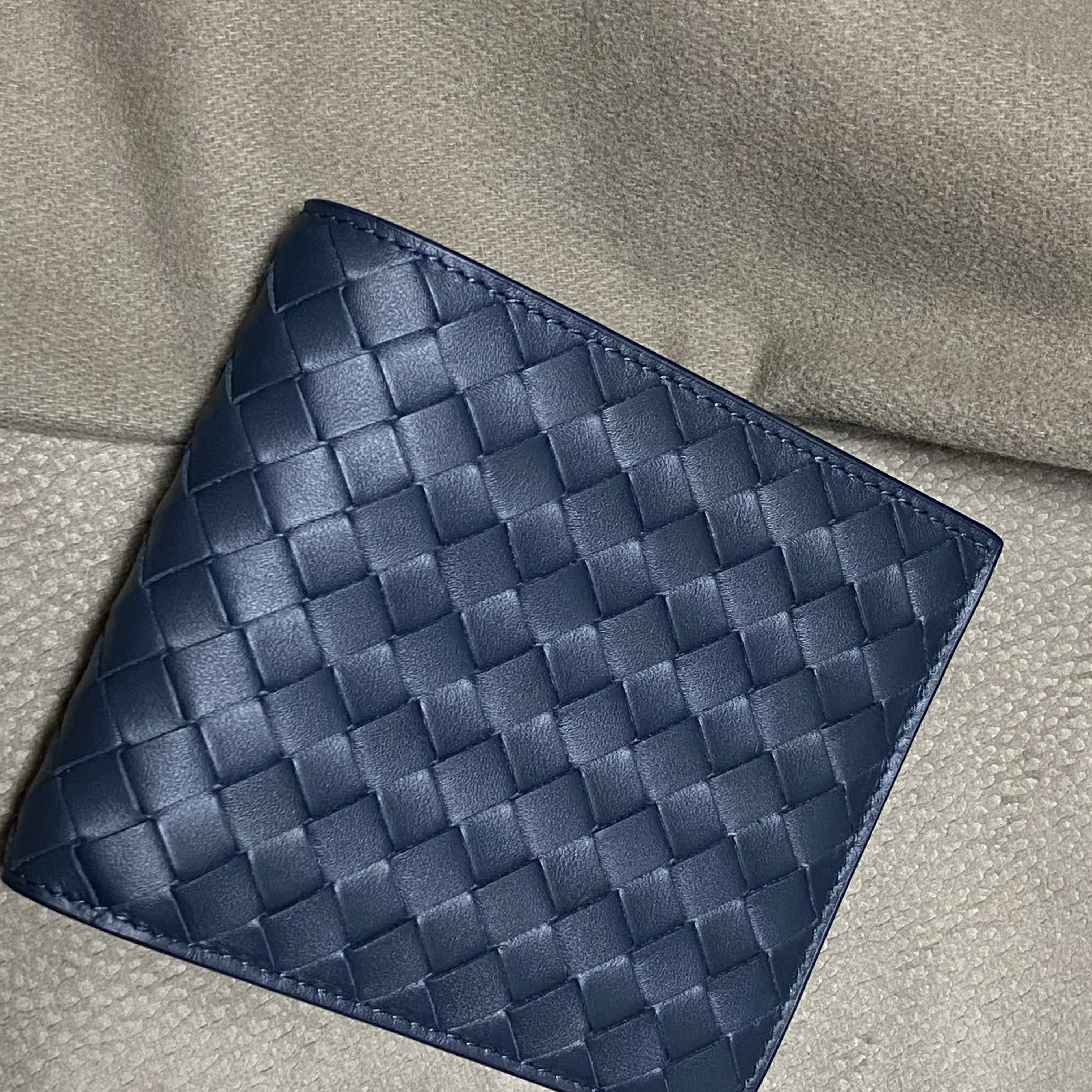 Bottega Veneta Bi-Fold Wallet Navy 착용 스타일 - 3