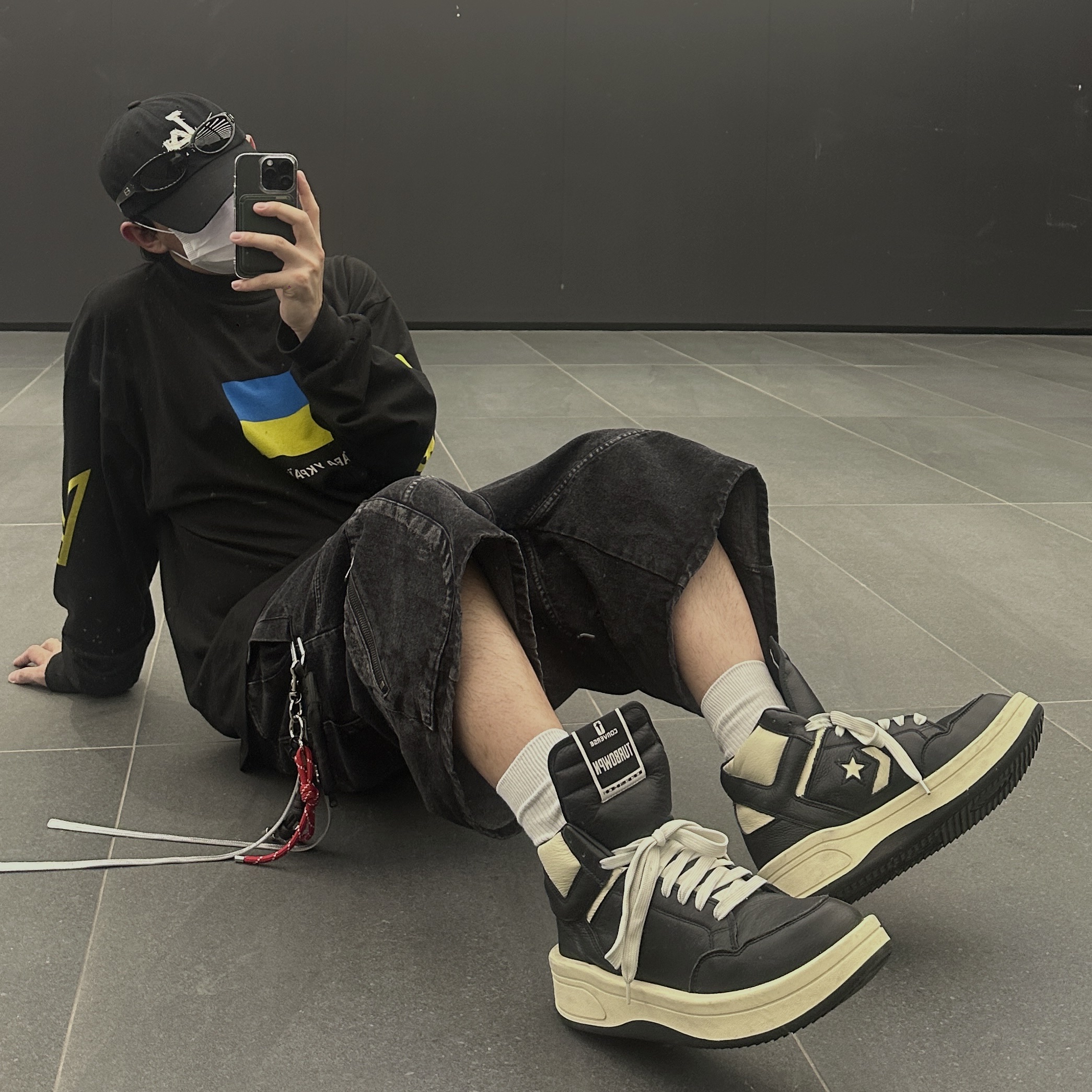 Balenciaga Support Ukraine LS T-Shirt Black, Converse x Drkshdw Turbowpn Black Cream 착용 스타일 - 1